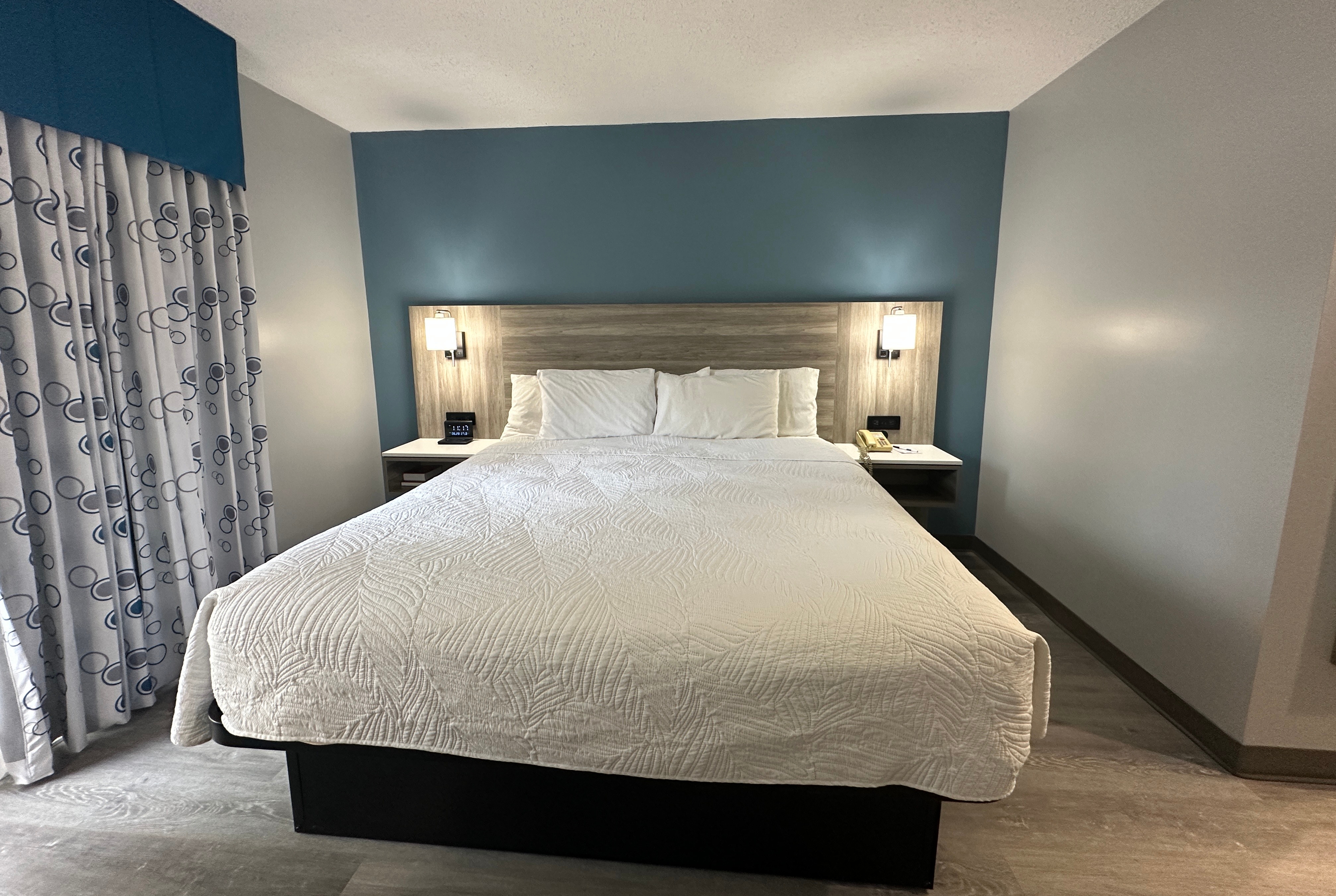 Guest room at the Travelodge by Wyndham Bracebridge in Bracebridge, Ontario