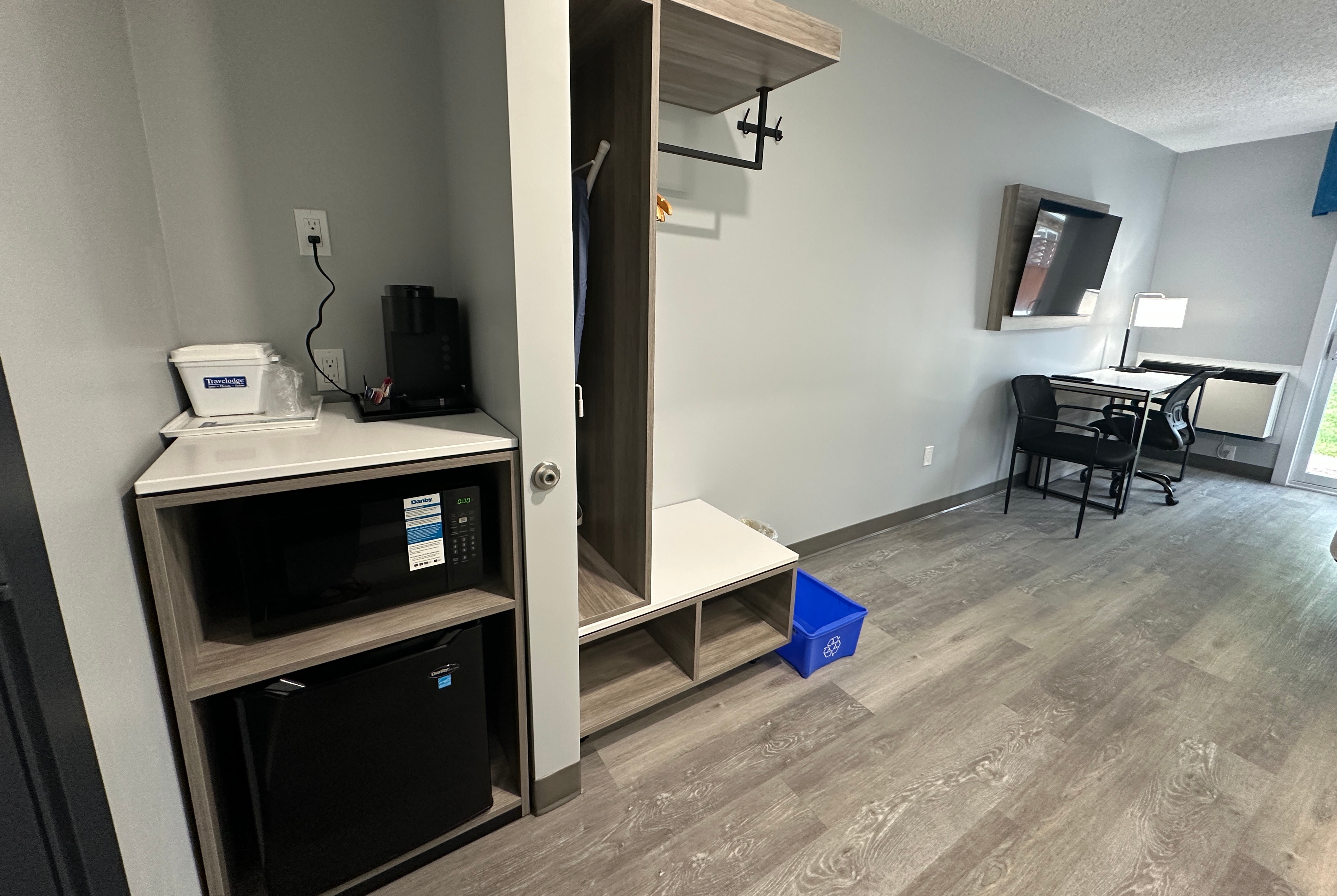 Guest room at the Travelodge by Wyndham Bracebridge in Bracebridge, Ontario