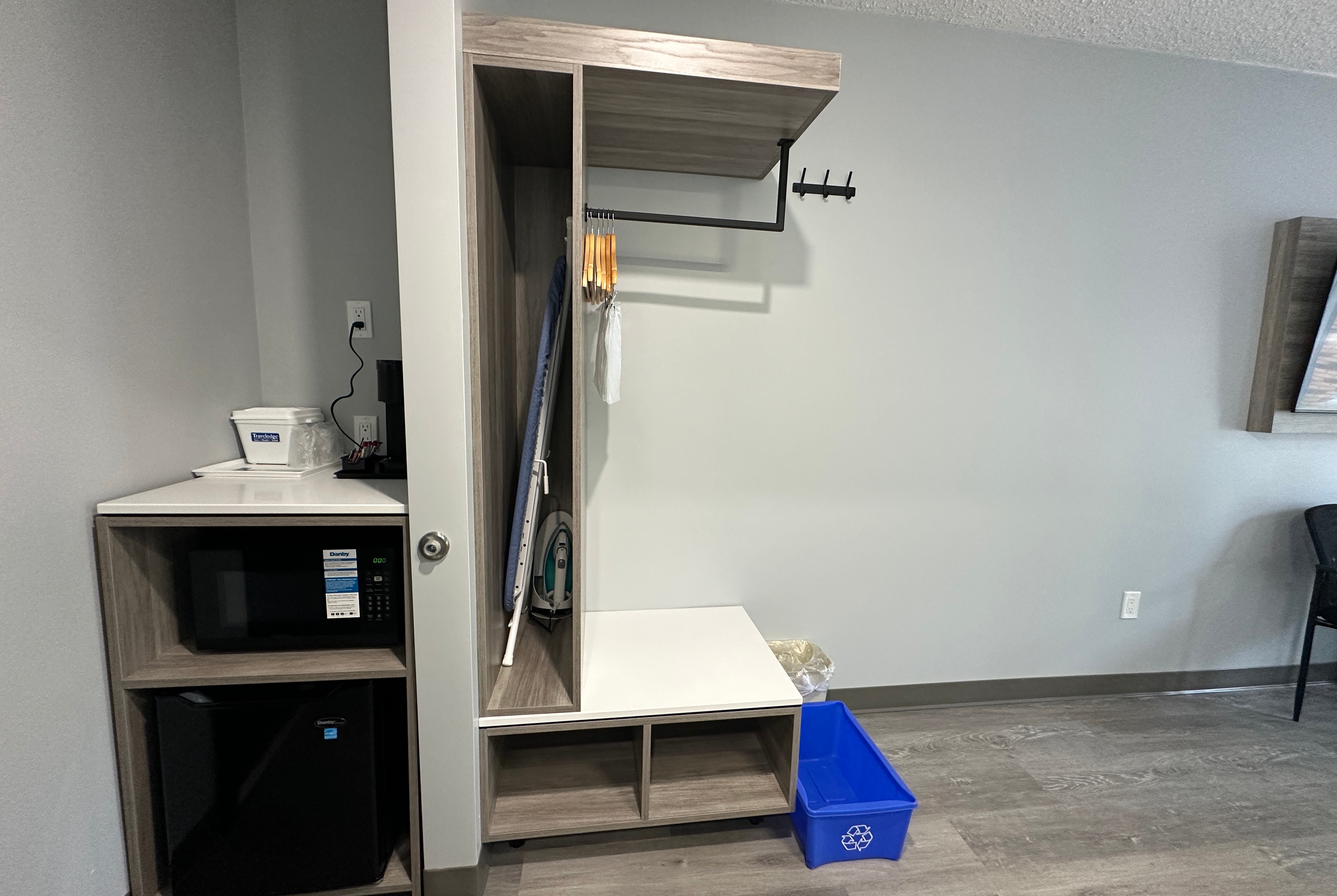 Guest room at the Travelodge by Wyndham Bracebridge in Bracebridge, Ontario