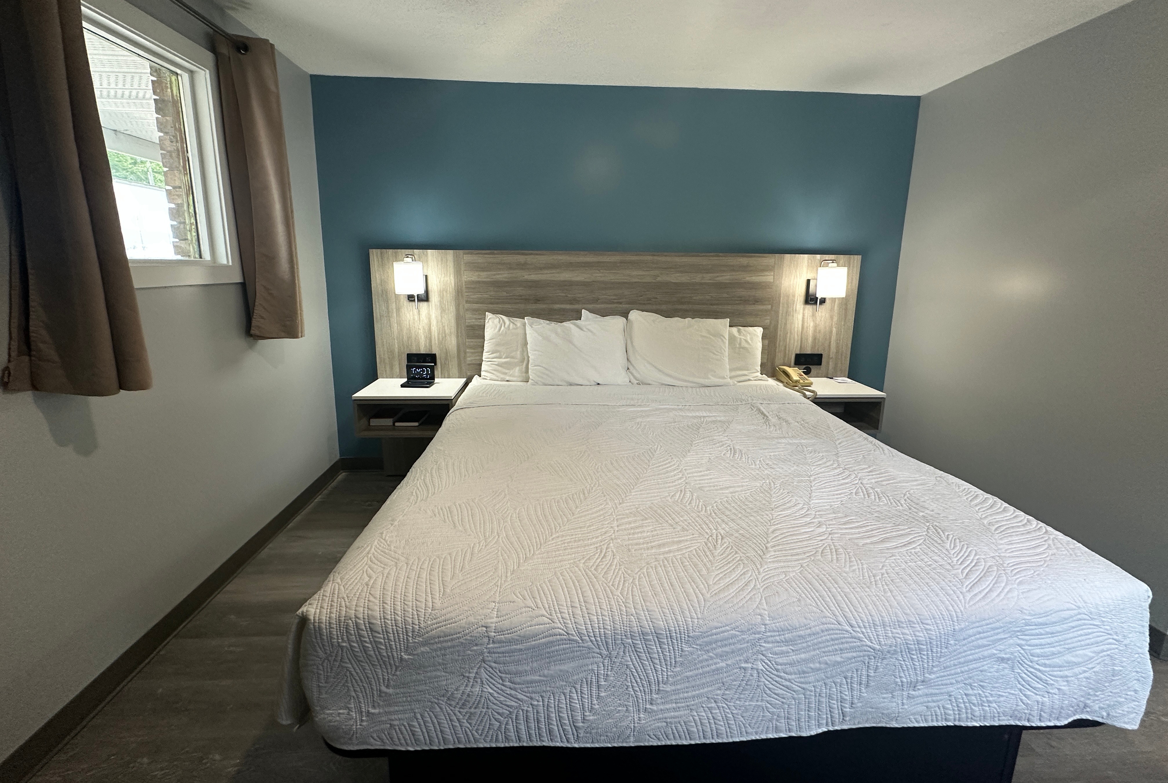 Guest room at the Travelodge by Wyndham Bracebridge in Bracebridge, Ontario
