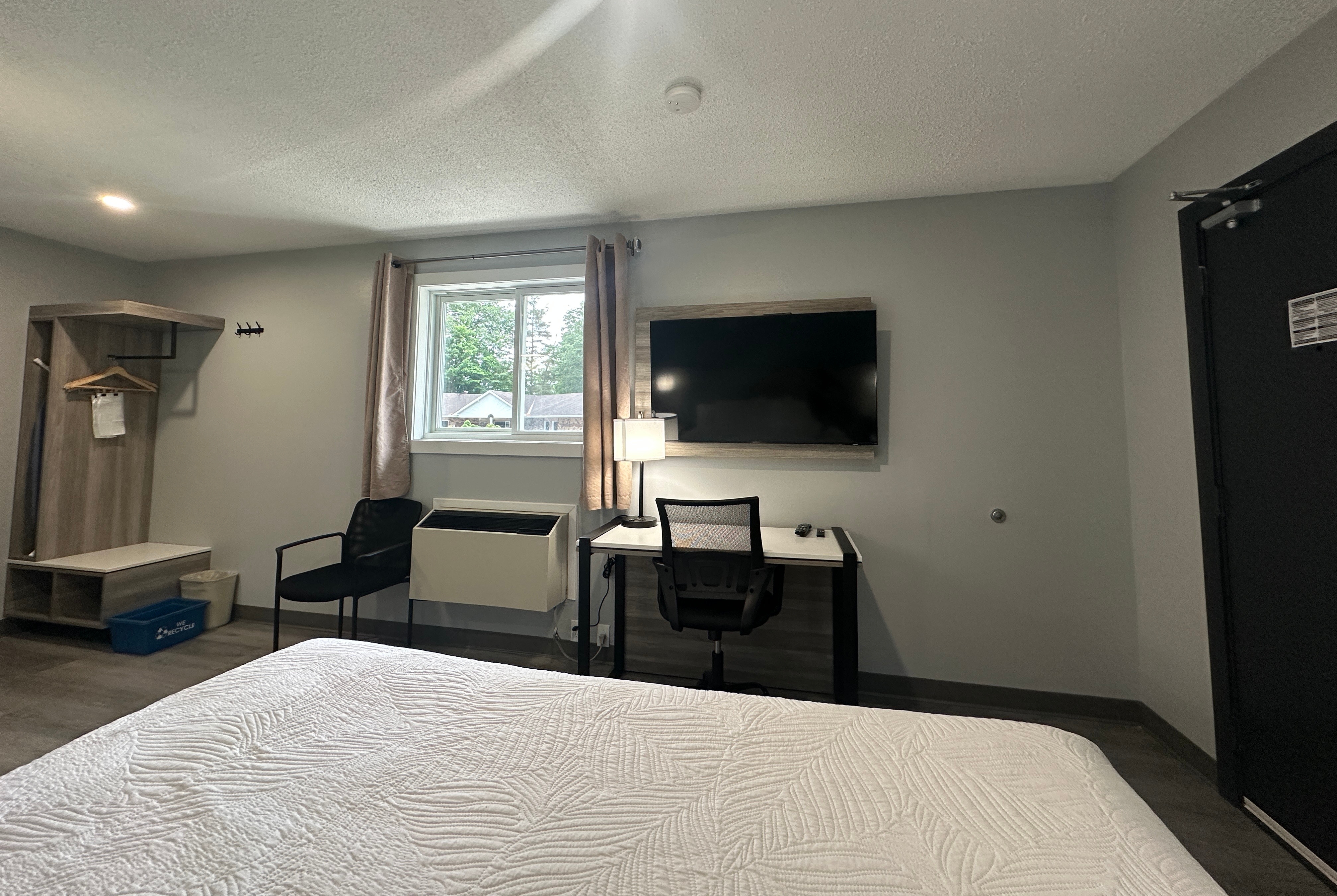 Guest room at the Travelodge by Wyndham Bracebridge in Bracebridge, Ontario