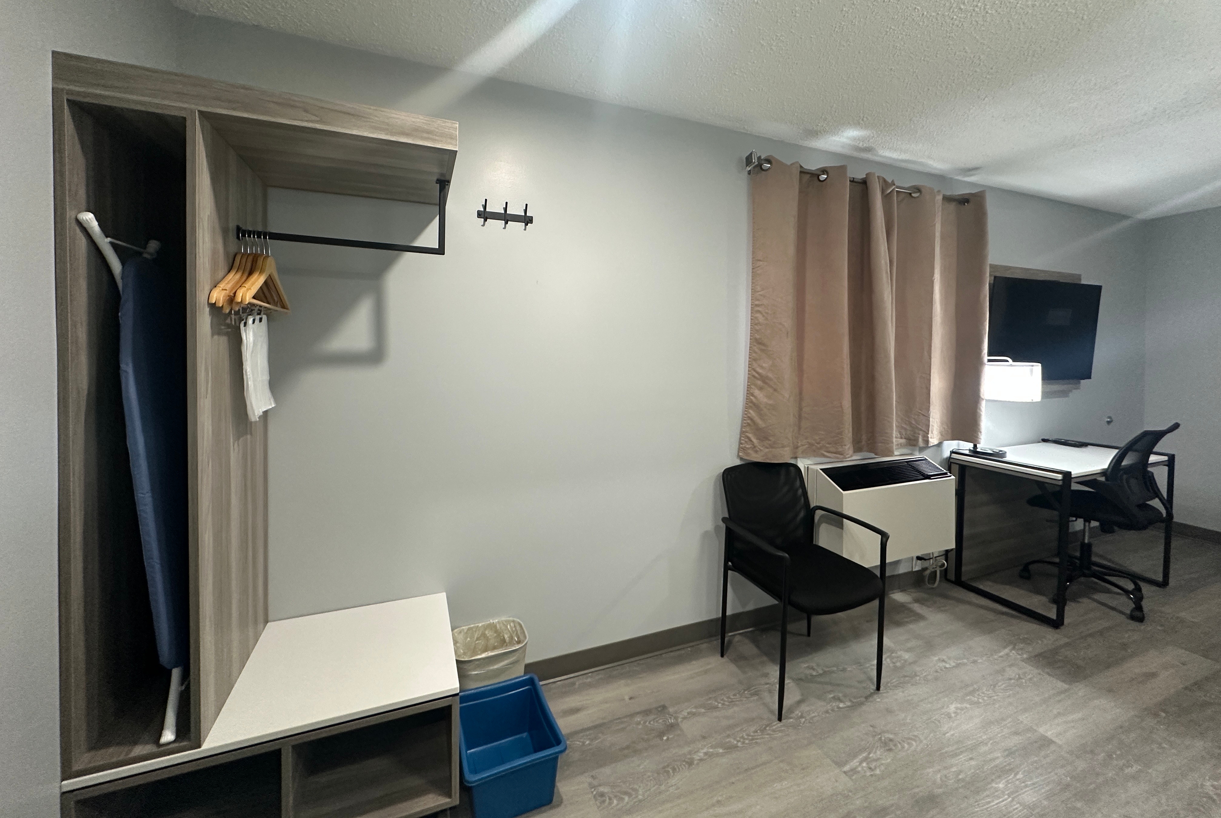 Guest room at the Travelodge by Wyndham Bracebridge in Bracebridge, Ontario