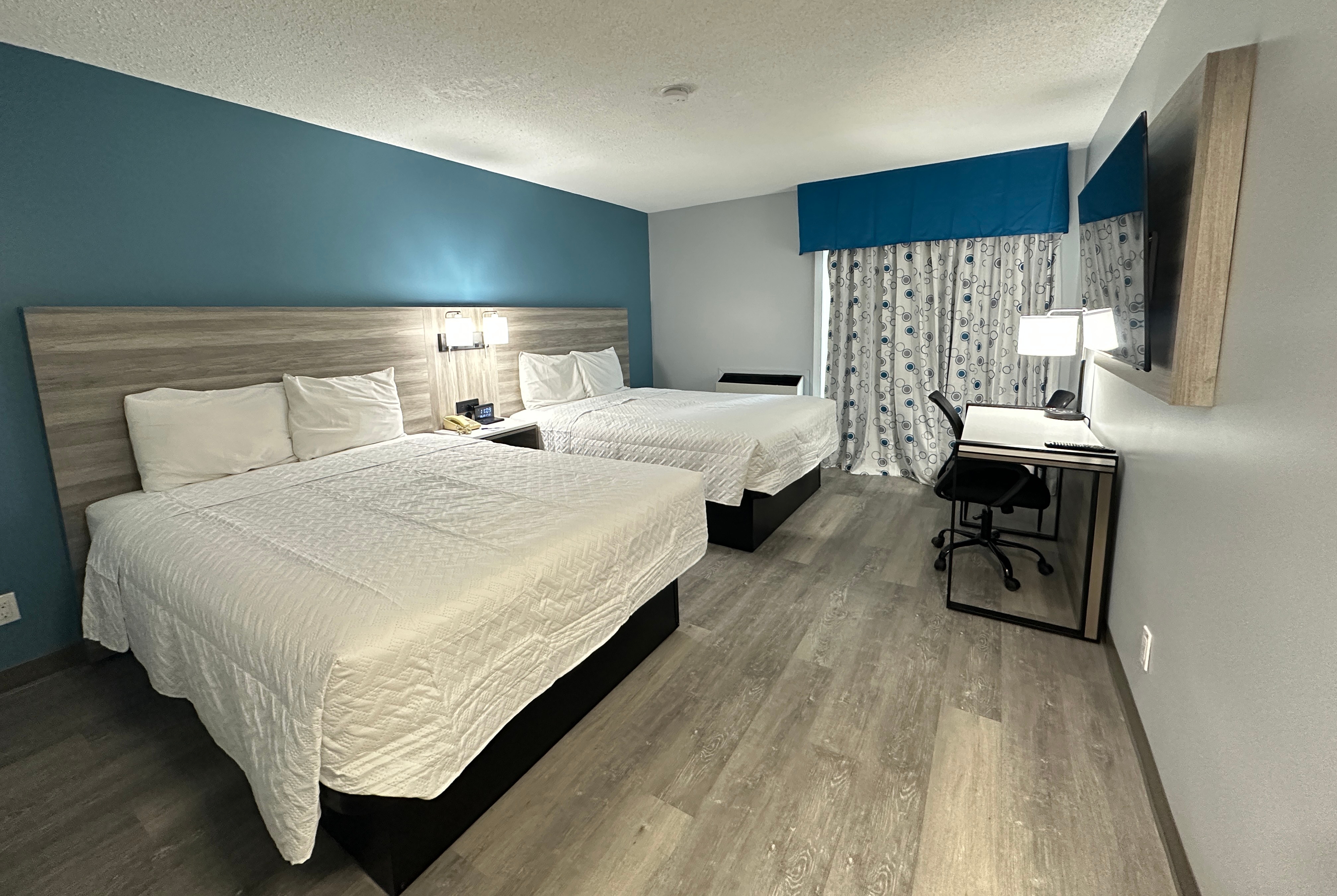 Guest room at the Travelodge by Wyndham Bracebridge in Bracebridge, Ontario