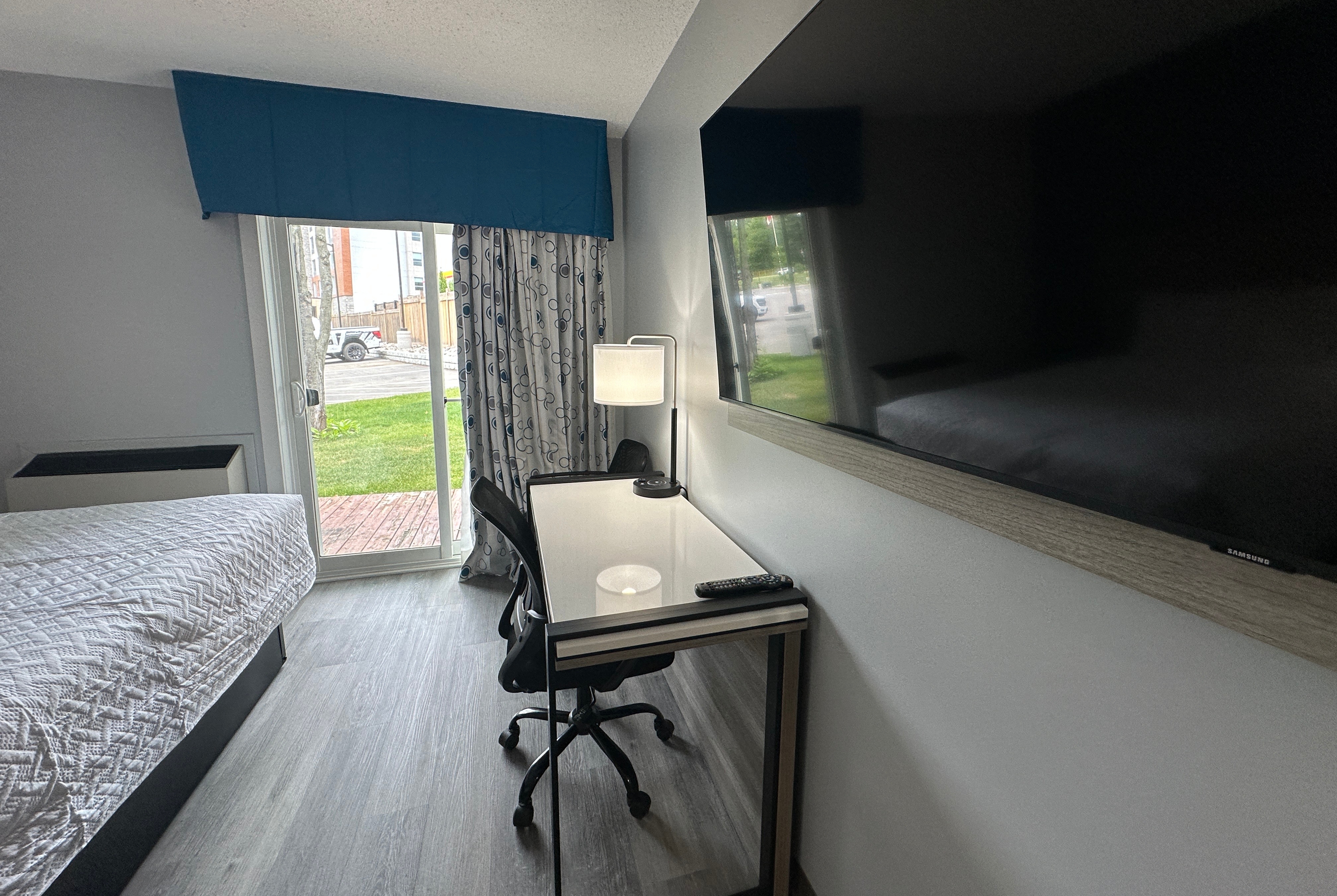 Guest room at the Travelodge by Wyndham Bracebridge in Bracebridge, Ontario