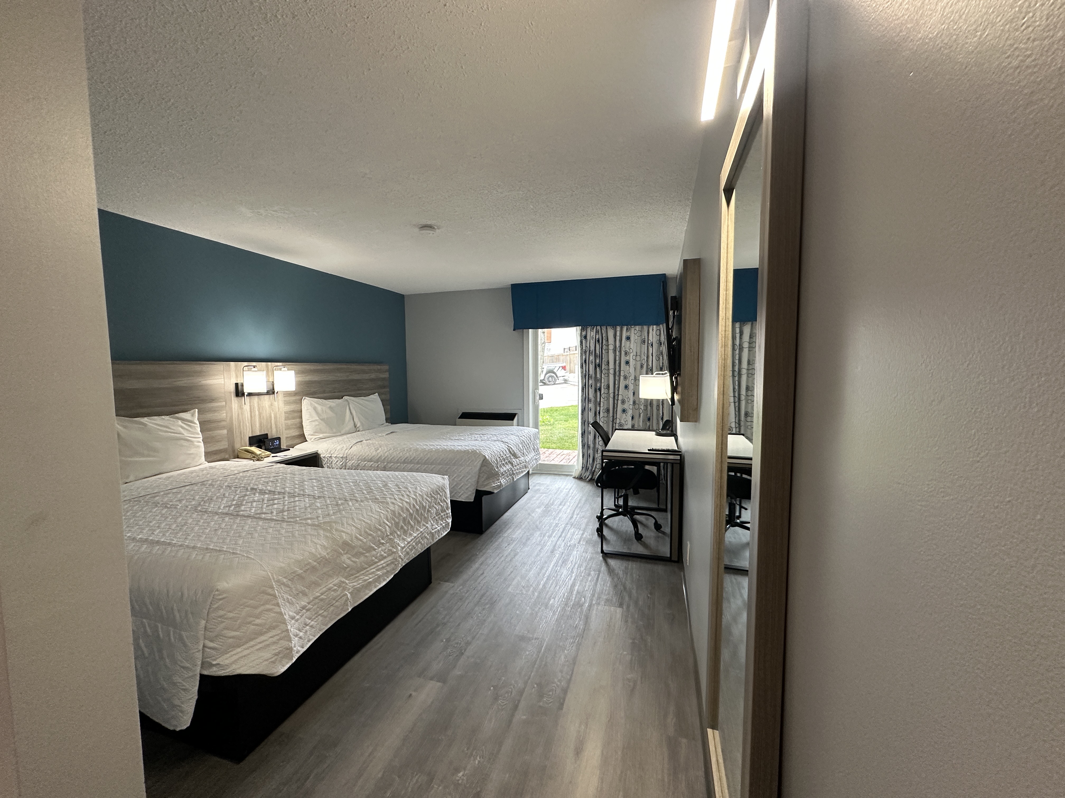 Guest room at the Travelodge by Wyndham Bracebridge in Bracebridge, Ontario