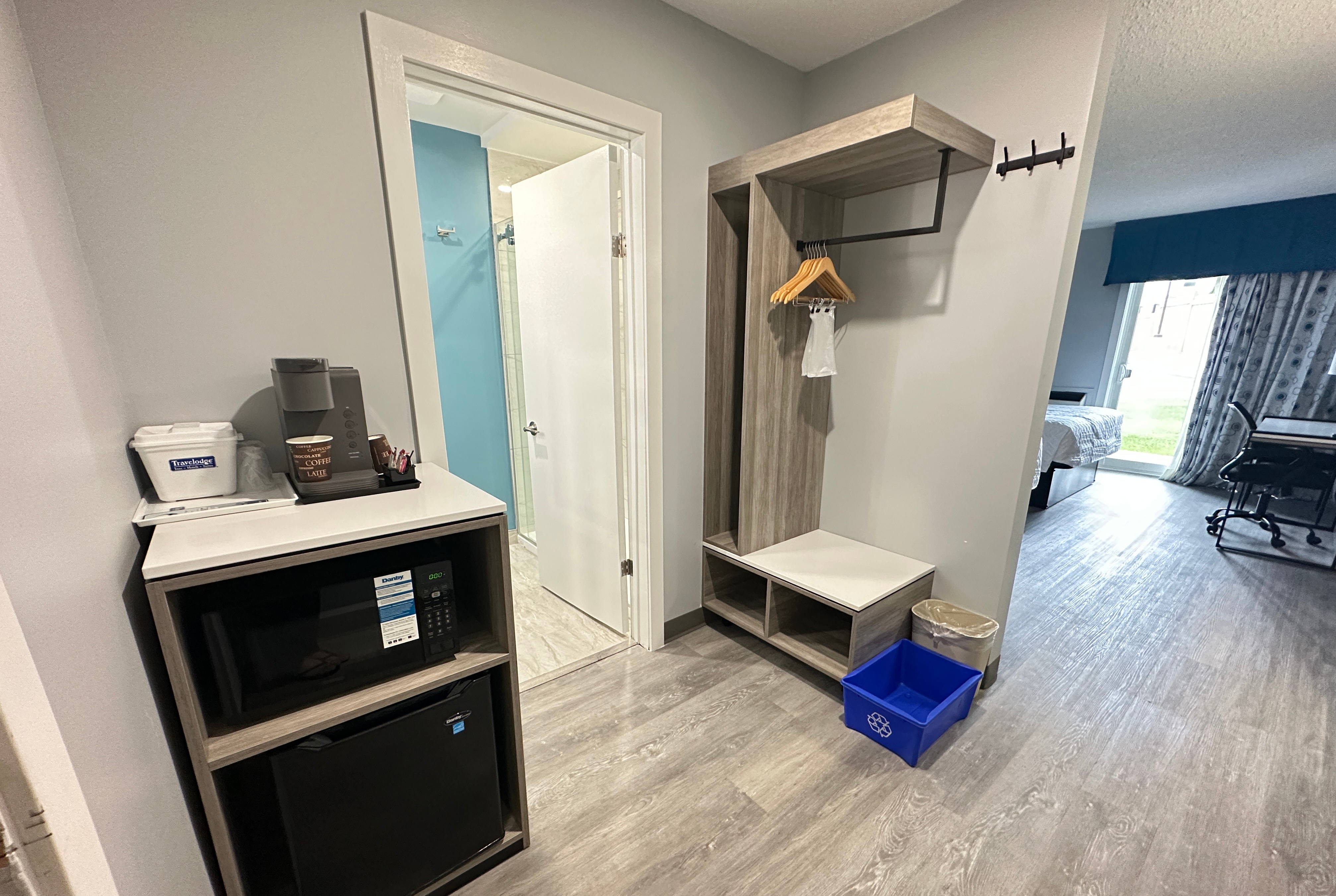 Guest room at the Travelodge by Wyndham Bracebridge in Bracebridge, Ontario