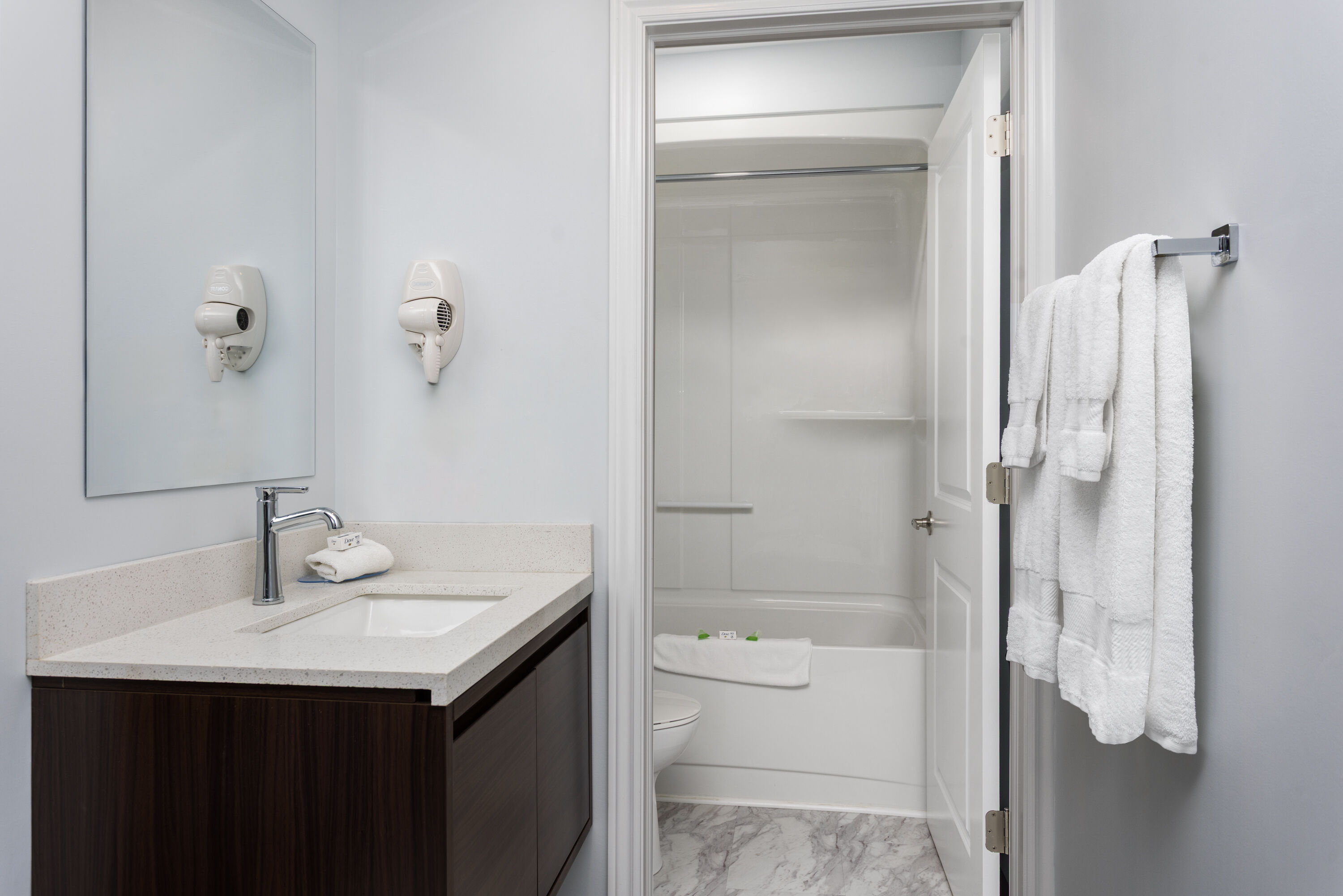 Guest room bath at the Travelodge by Wyndham Cochrane Ontario in Cochrane, Ontario