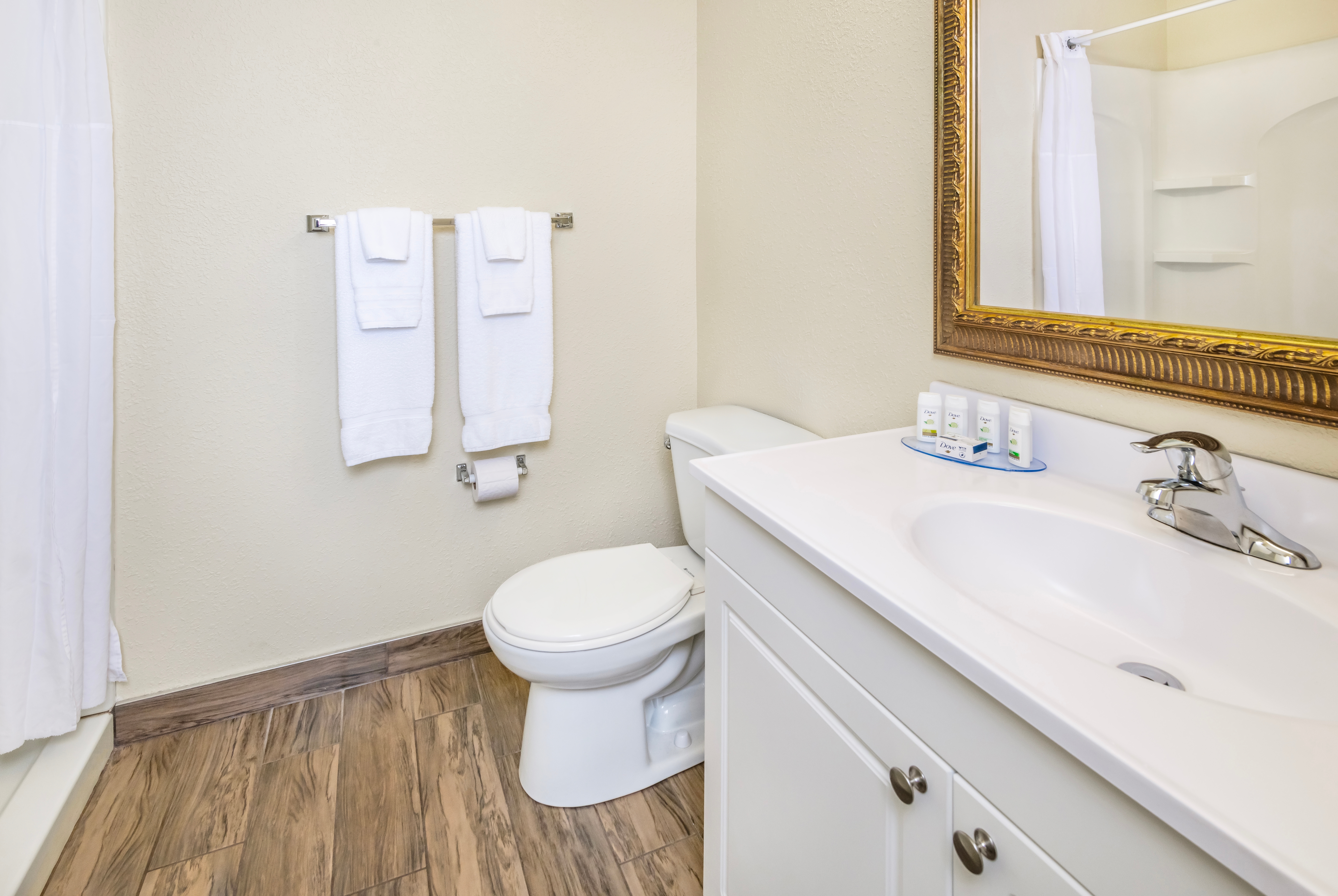 Guest room bath at the Travelodge by Wyndham Gananoque in Gananoque, Ontario