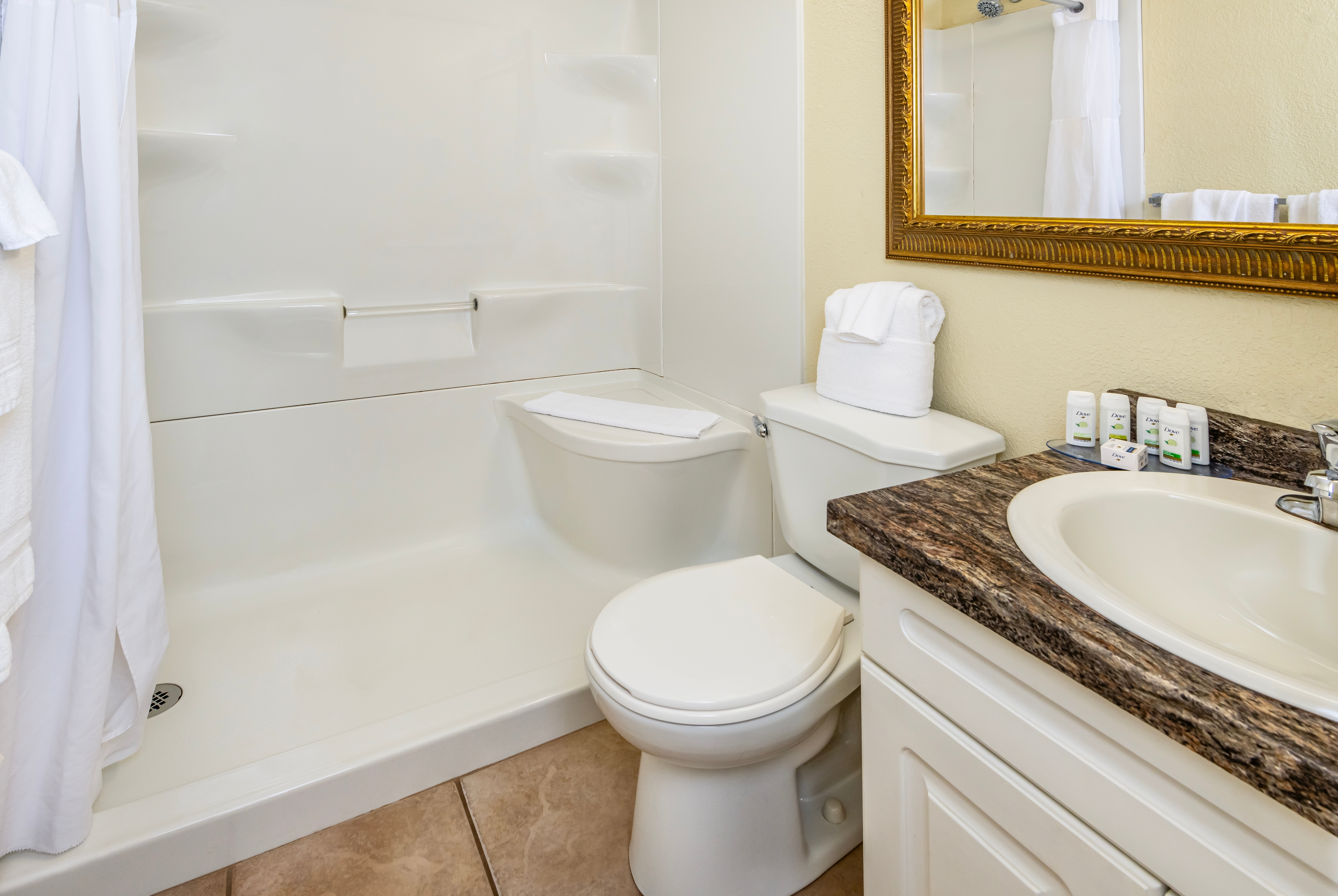 Guest room bath at the Travelodge by Wyndham Gananoque in Gananoque, Ontario