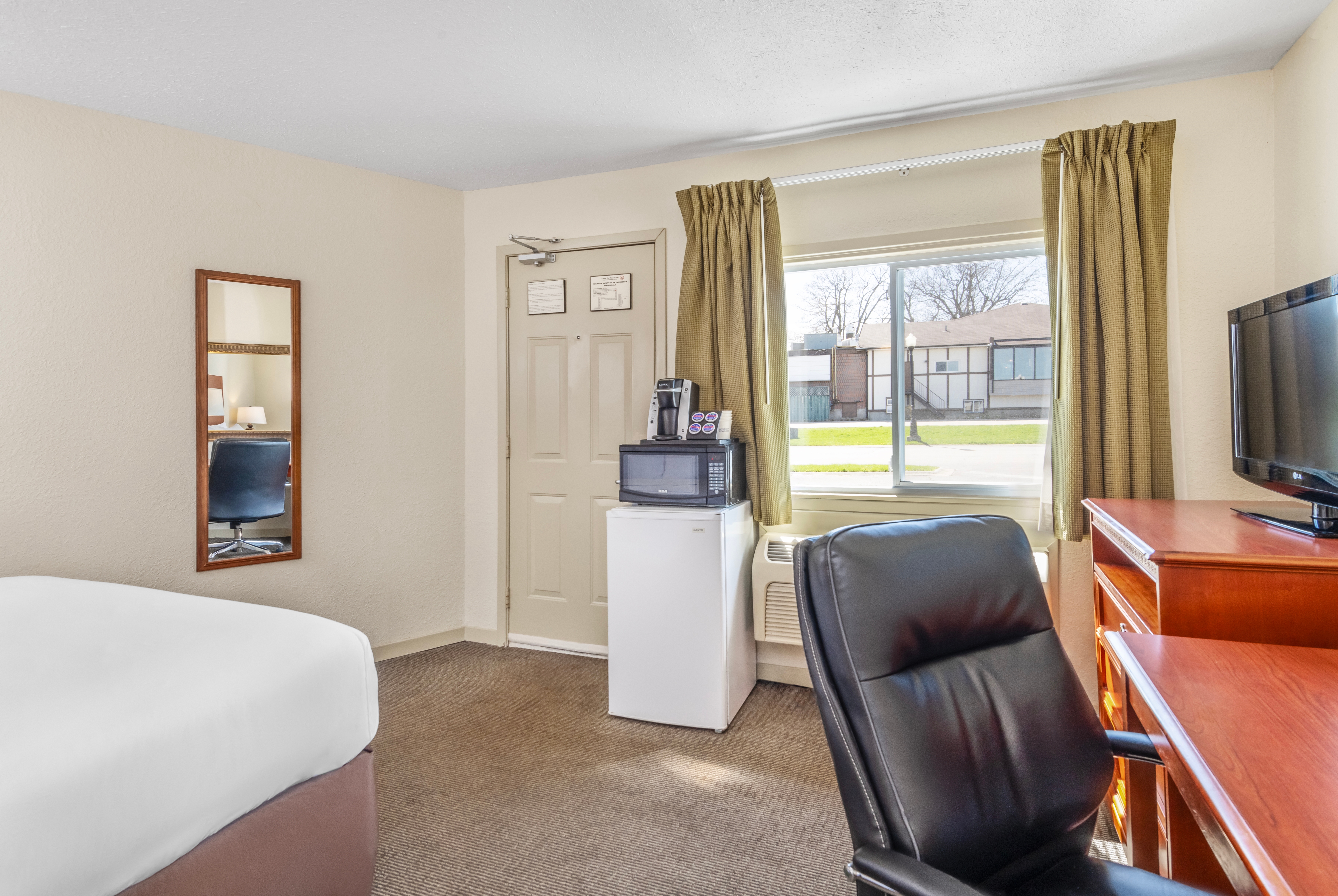 Guest room at the Travelodge by Wyndham Gananoque in Gananoque, Ontario