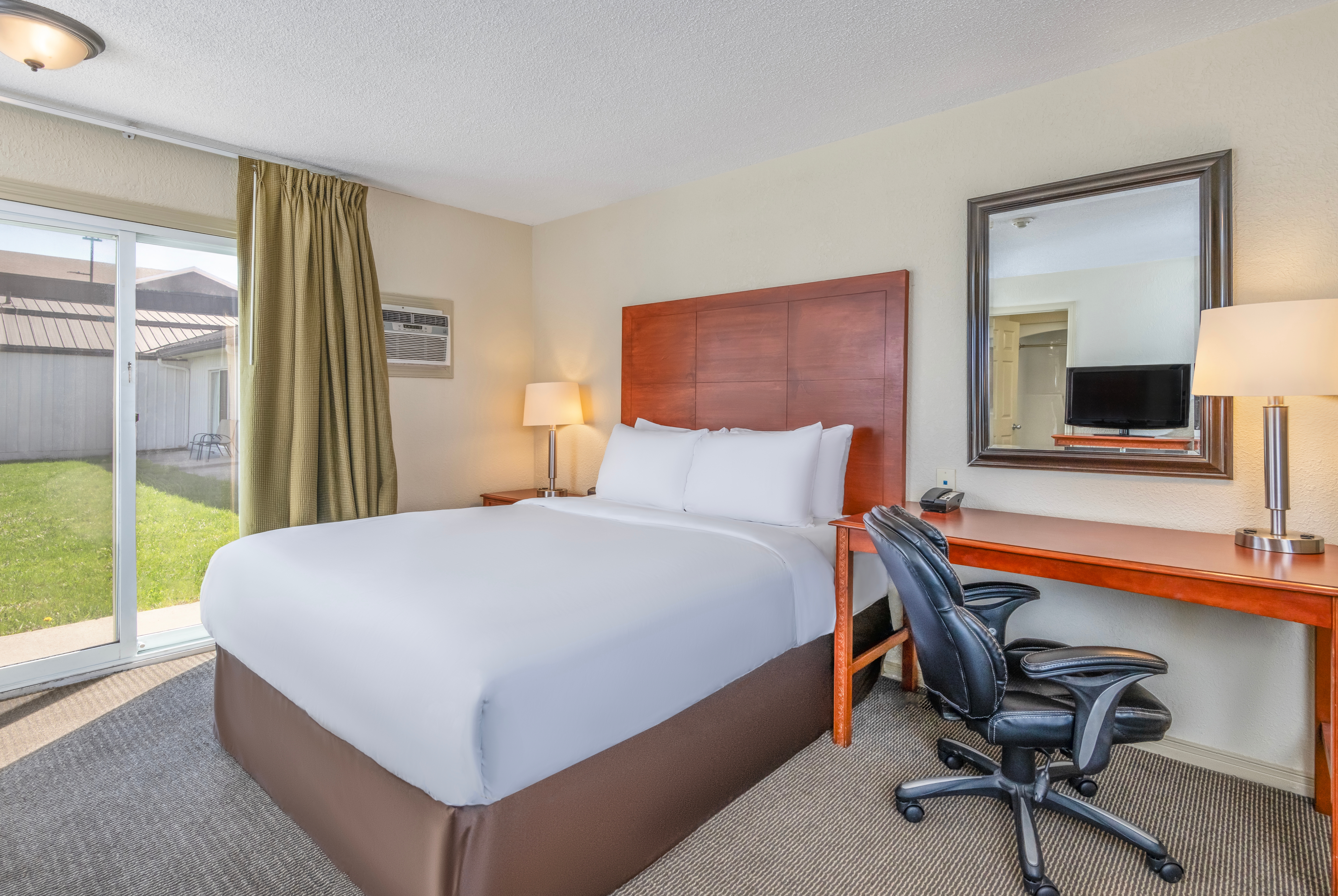 Guest room at the Travelodge by Wyndham Gananoque in Gananoque, Ontario