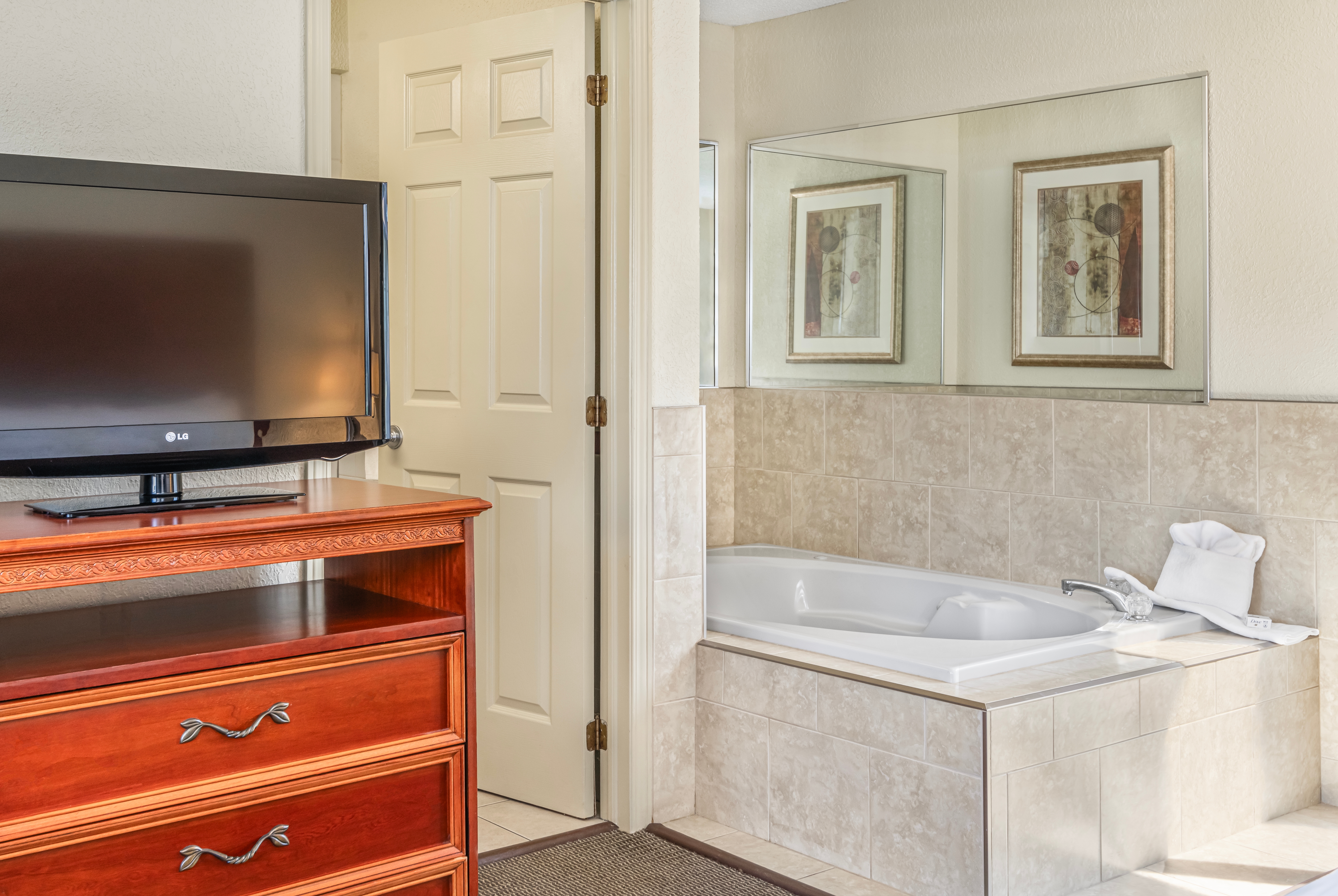 Guest room at the Travelodge by Wyndham Gananoque in Gananoque, Ontario