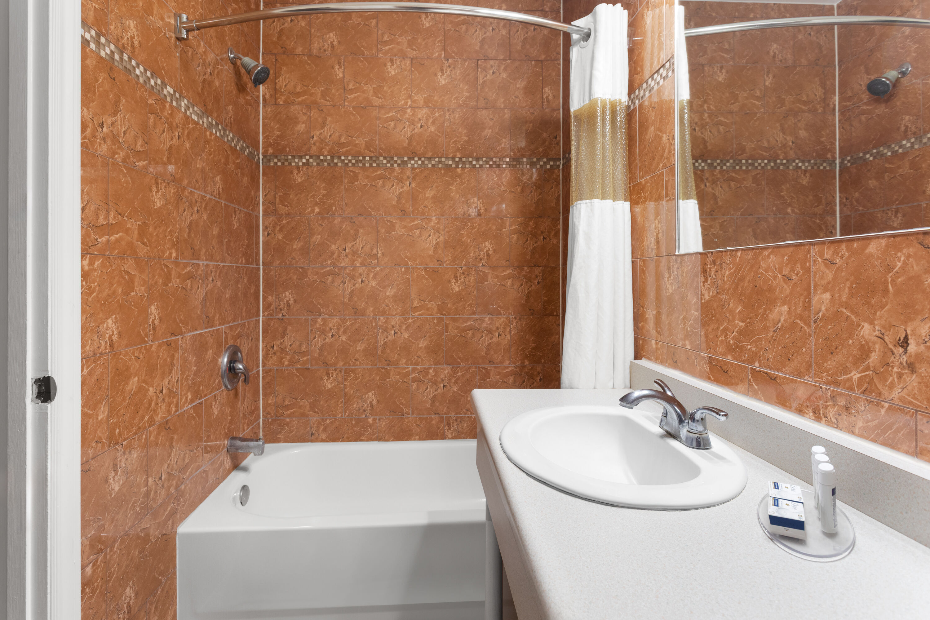 Guest room bath at the Travelodge by Wyndham Lindsay in Lindsay, Ontario