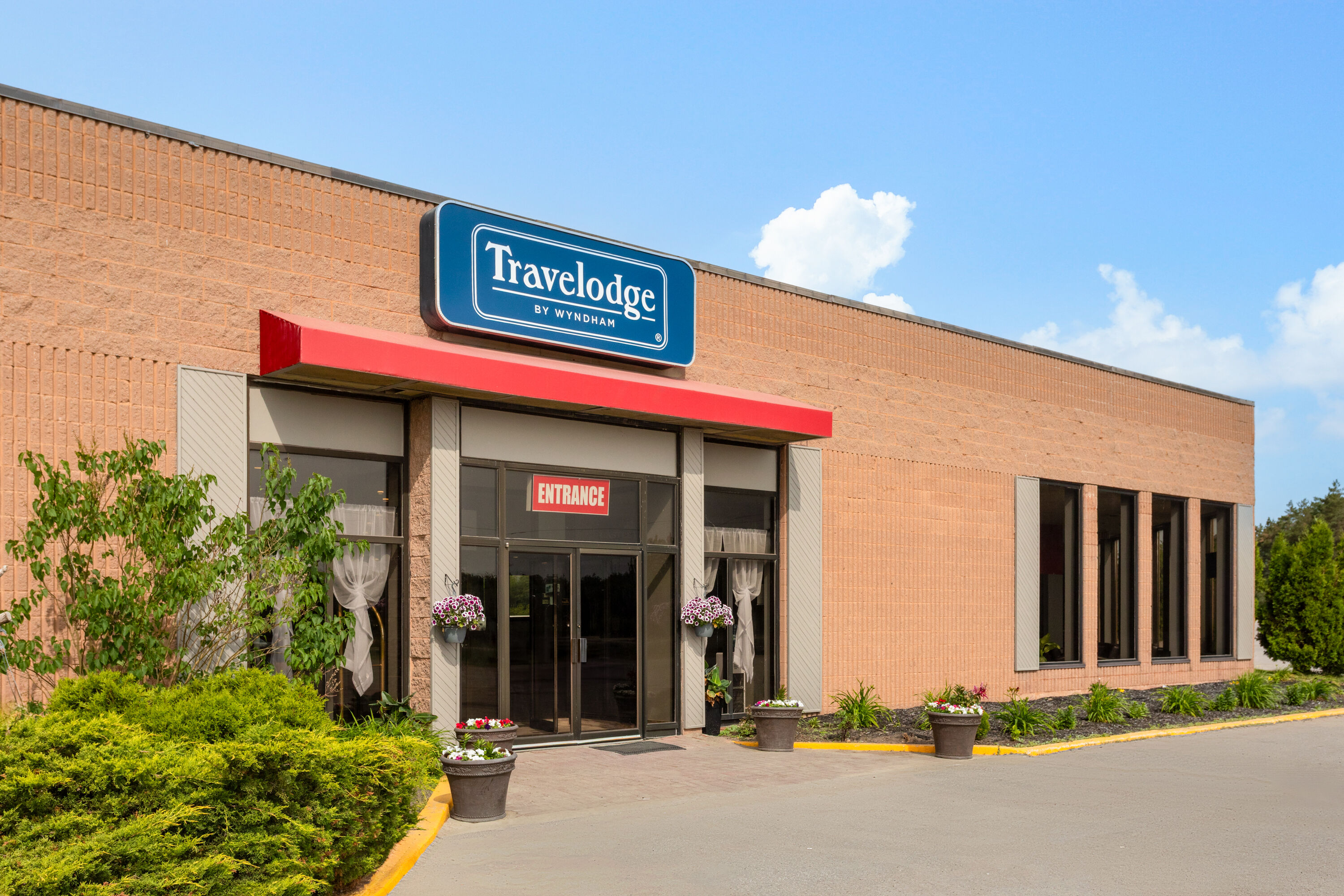 Exterior Day Image of Travelodge by Wyndham Lindsay hotel in Lindsay, Ontario