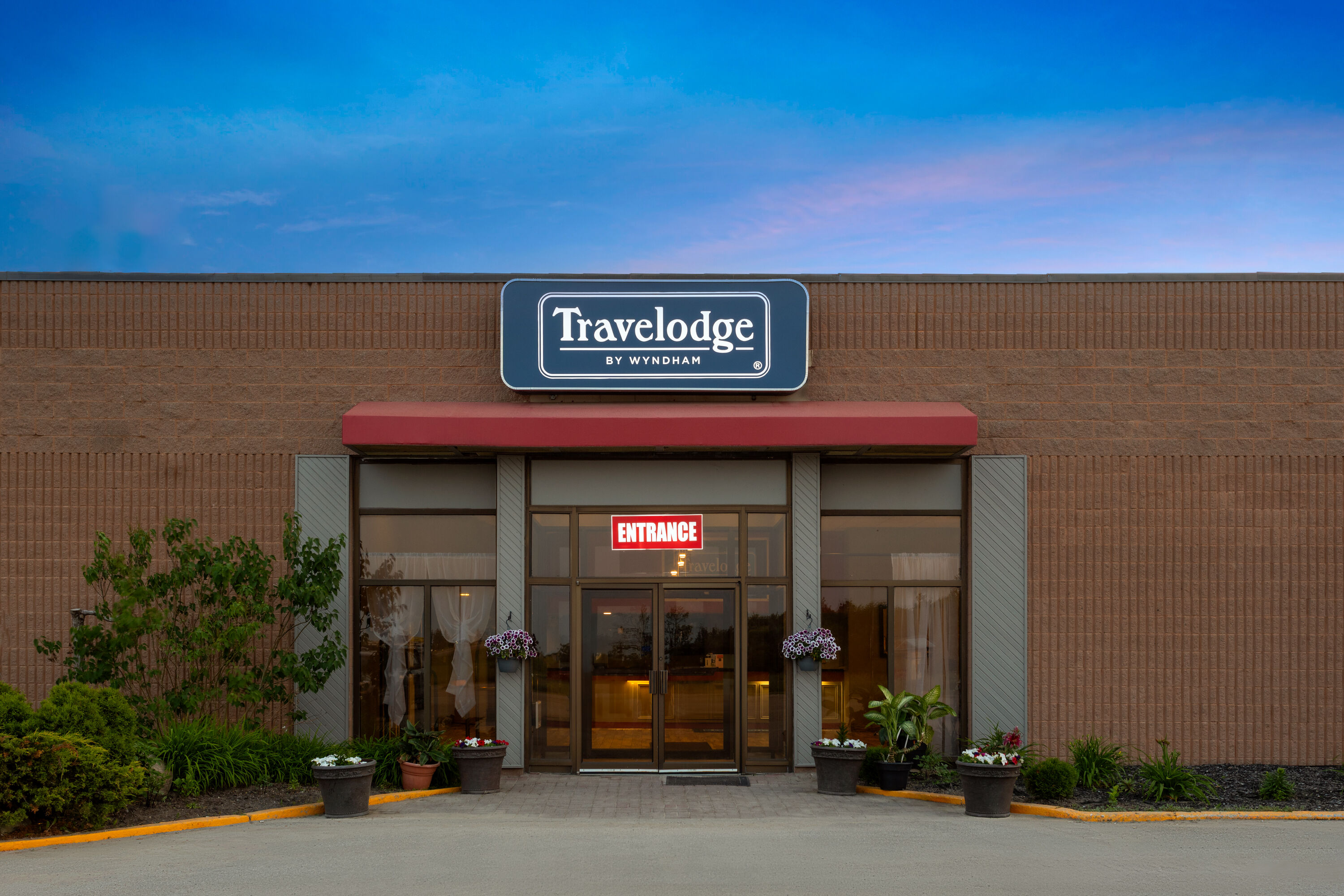 Exterior Dusk Image of Travelodge by Wyndham Lindsay hotel in Lindsay, Ontario
