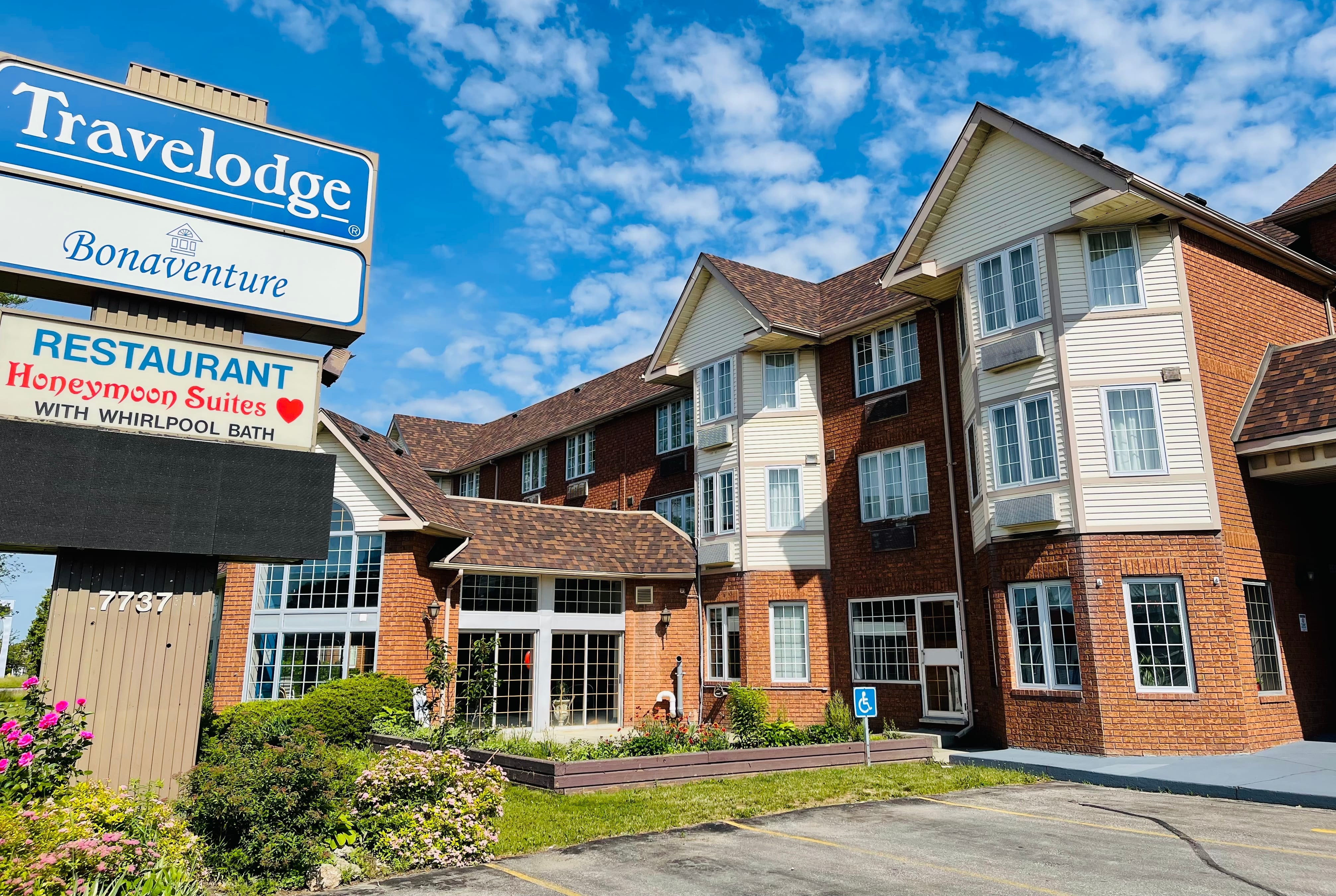 Travelodge by Wyndham Niagara Falls Lundys Lane Niagara Falls, ON Hotels