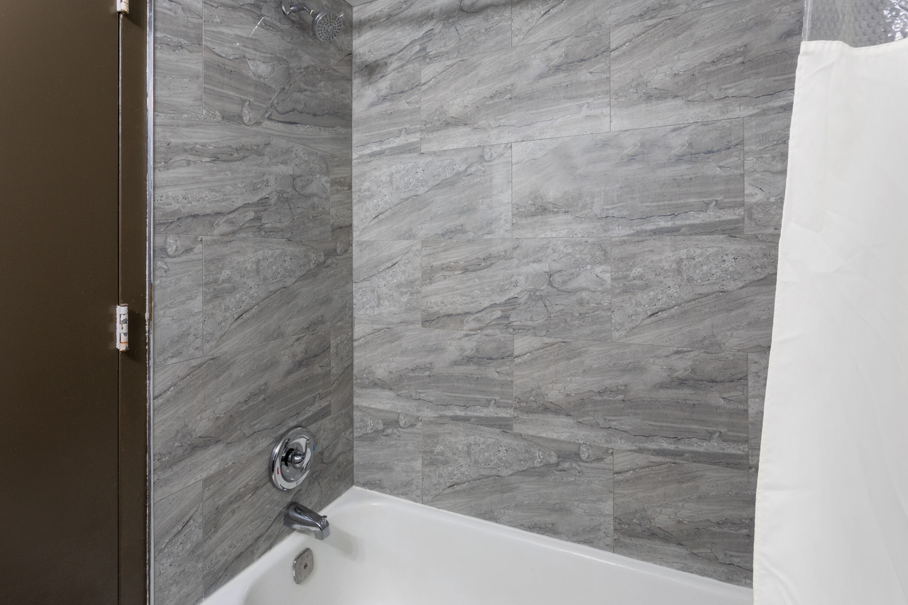 Guest room bath at the Travelodge by Wyndham Sarnia in Sarnia, Ontario