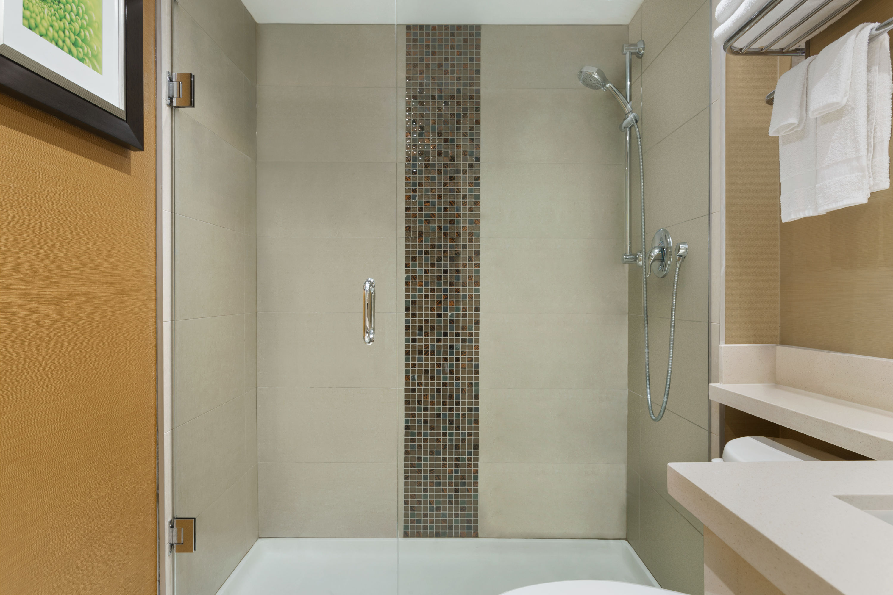 Guest room bath at the Travelodge by Wyndham Toronto East in Toronto, Ontario