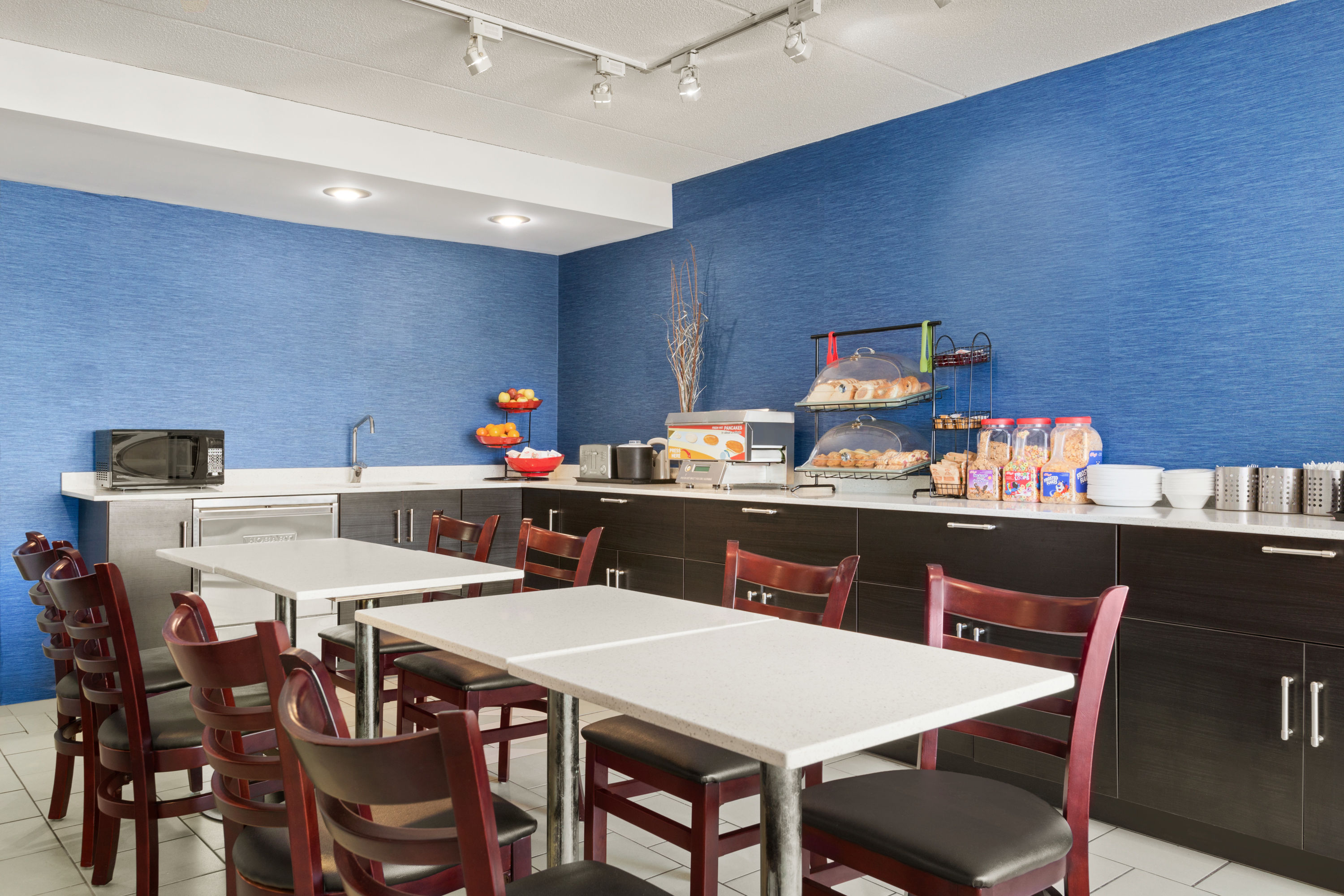 Travelodge by Wyndham Windsor restaurant breakfast area with seating in Windsor, Ontario