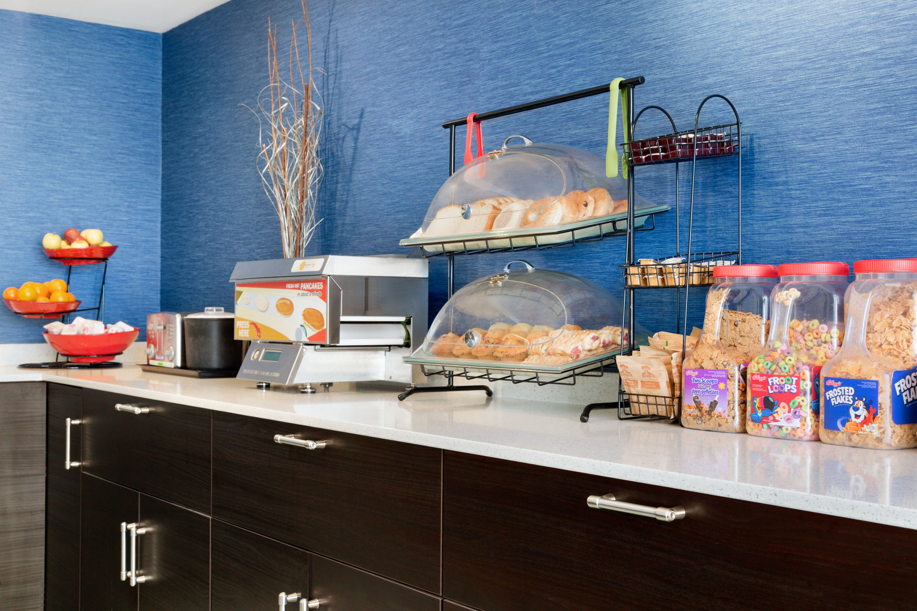 Travelodge by Wyndham Windsor restaurant breakfast area with seating in Windsor, Ontario