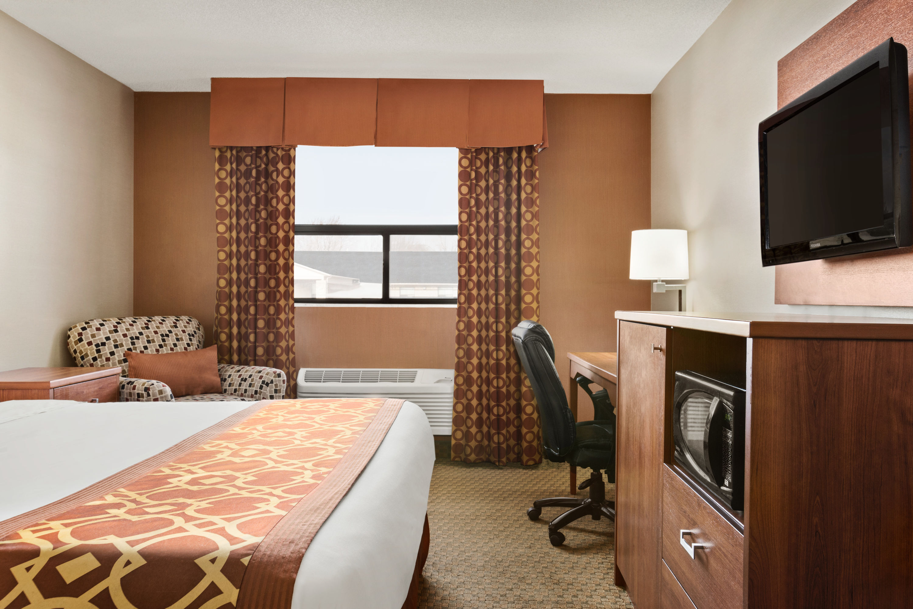 King bed guest room at the Travelodge by Wyndham Windsor in Windsor, Ontario