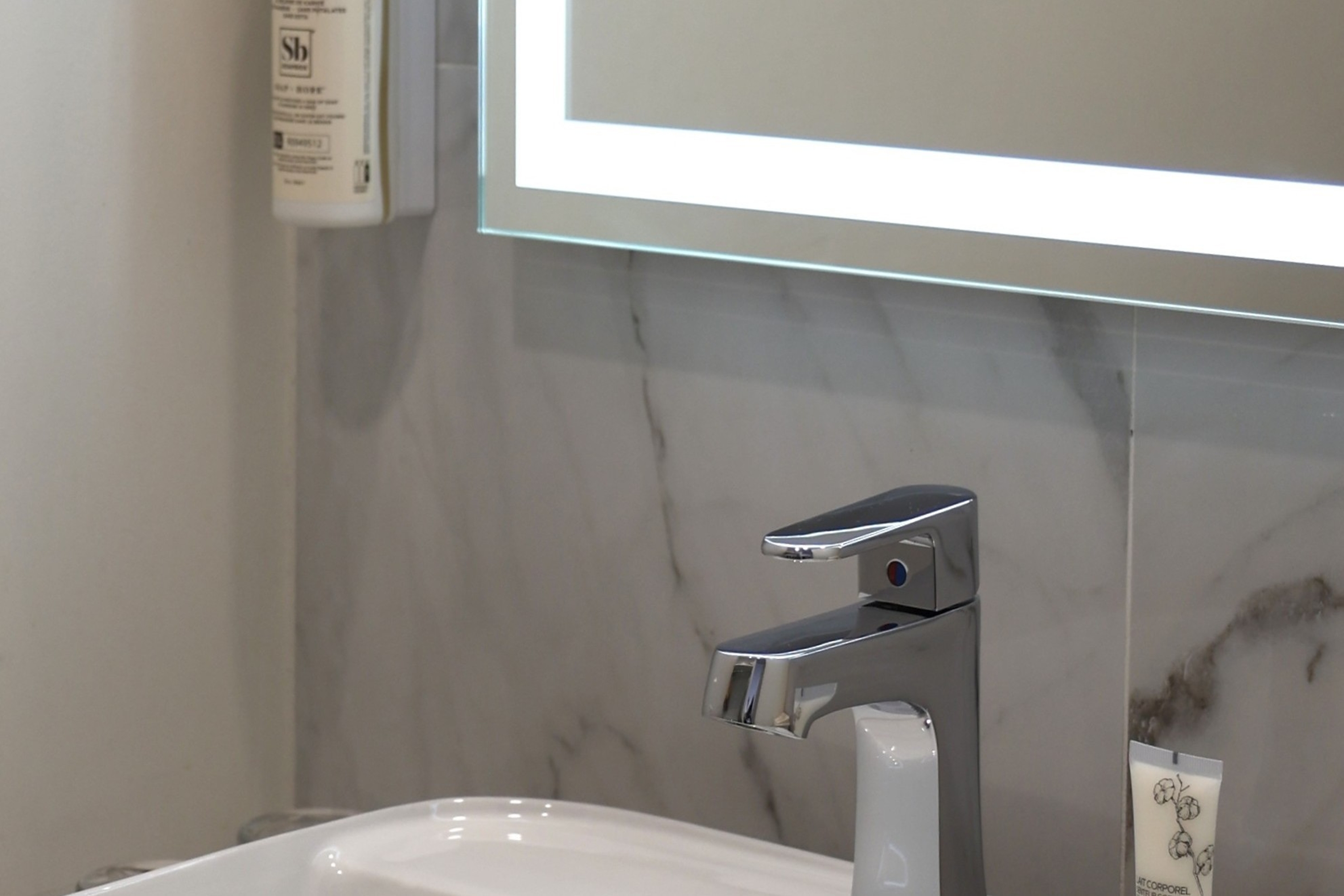 Guest room bath at the Travelodge by Wyndham Hotel & Convention Centre Quebec City in Quebec City, Quebec