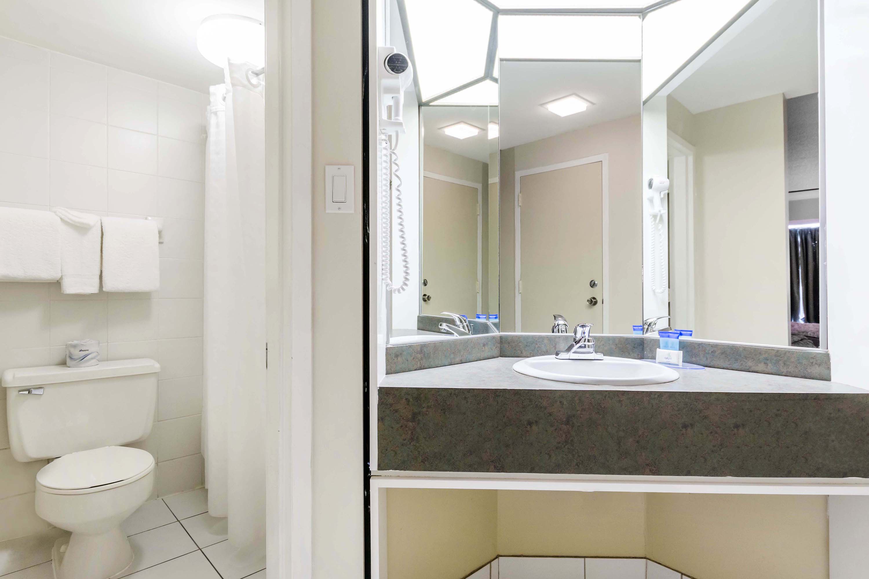 Guest room bath at the Travelodge by Wyndham Trois-Rivieres in Trois Rivieres, Quebec