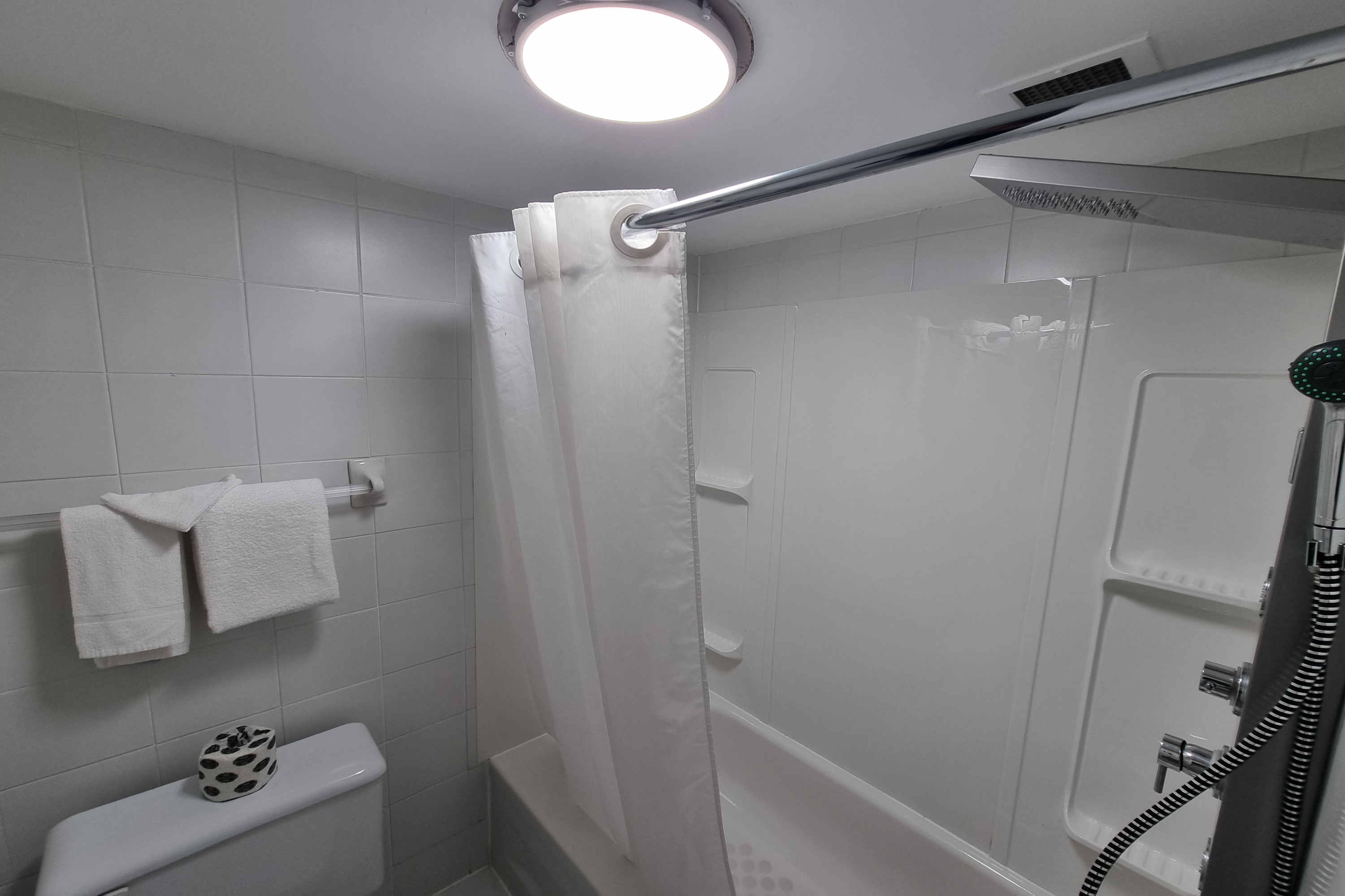 Guest room bath at the Travelodge by Wyndham Trois-Rivieres in Trois Rivieres, Quebec