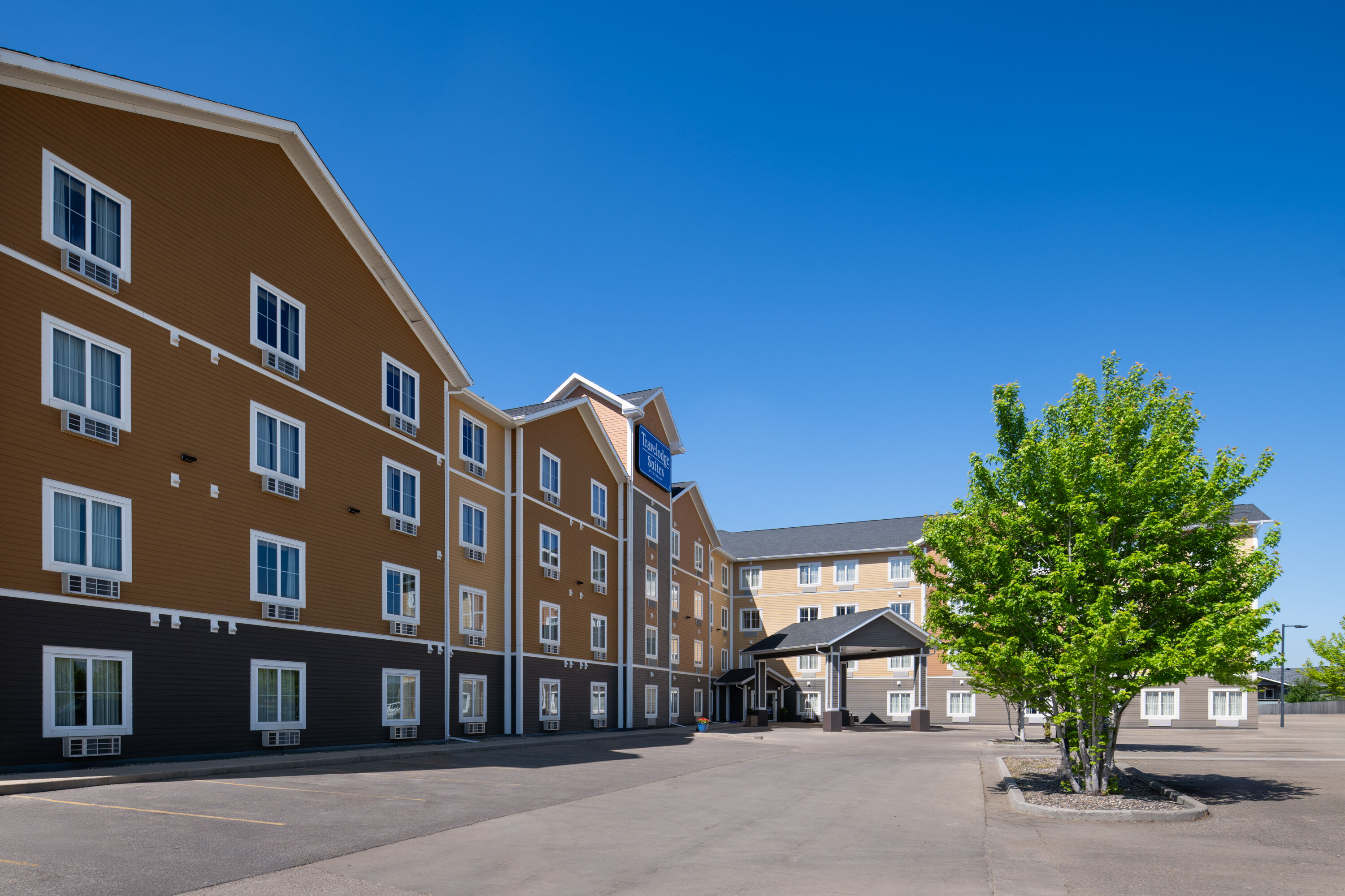 Exterior Day Image of Travelodge Suites by Wyndham Estevan hotel in Estevan, Saskatchewan