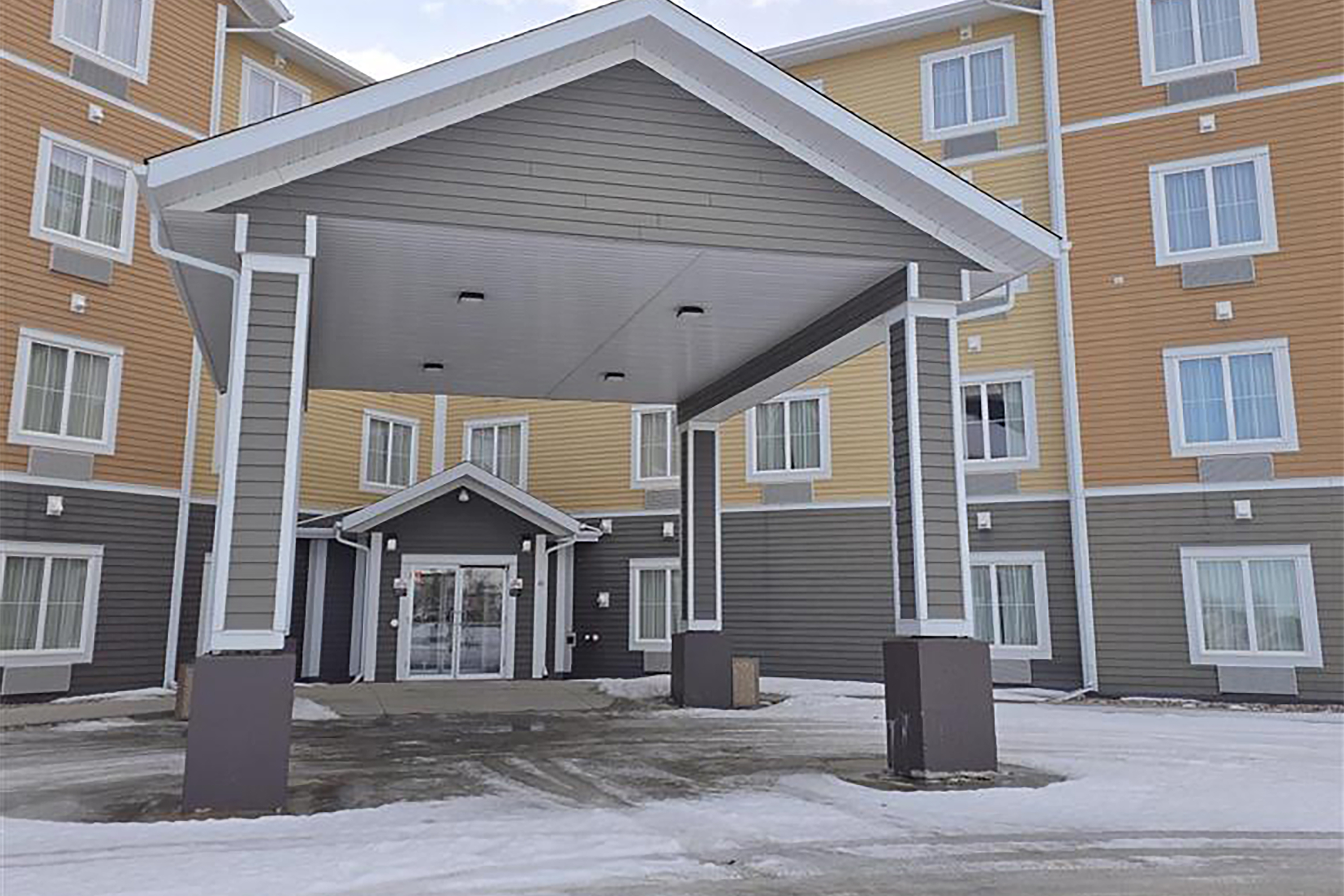 Exterior of Travelodge Suites by Wyndham Estevan hotel in Estevan, Saskatchewan
