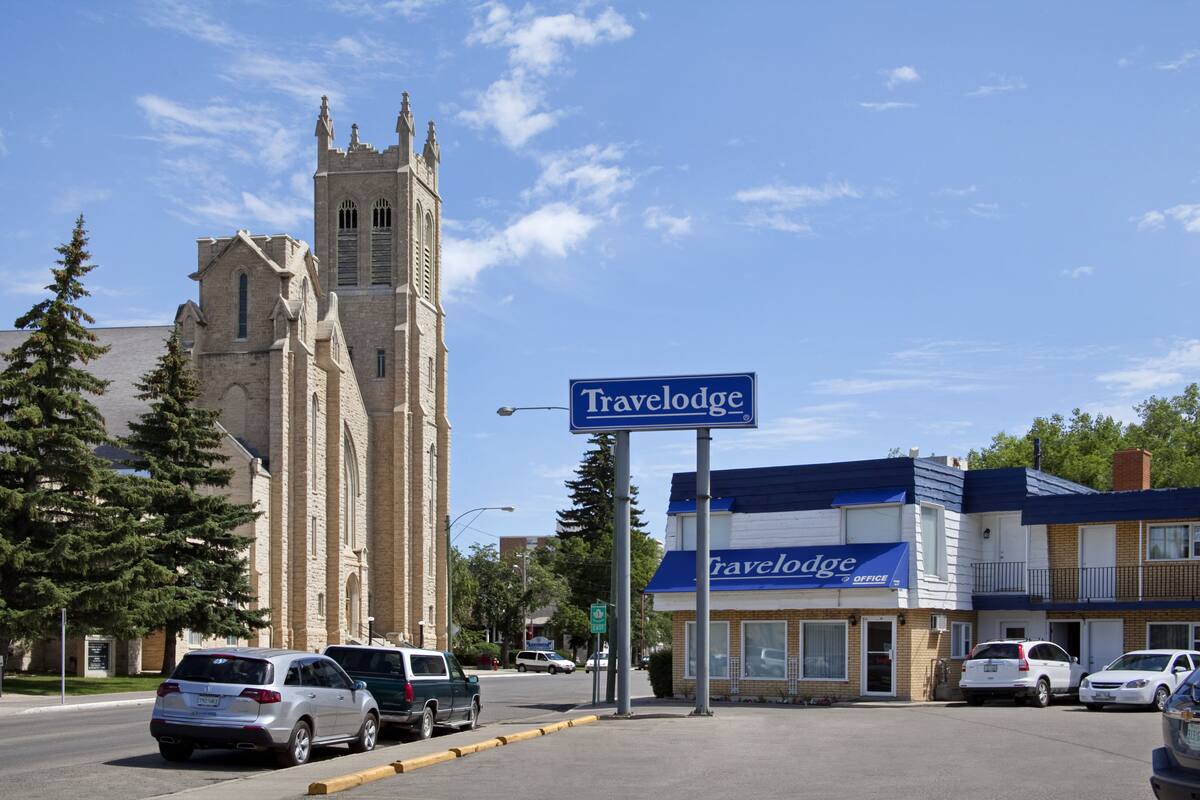 Travelodge Moose Jaw Hotels Sk S6h 0l3 Exterior Of Travelodge Moose Jaw Hotel In Saskatchewan