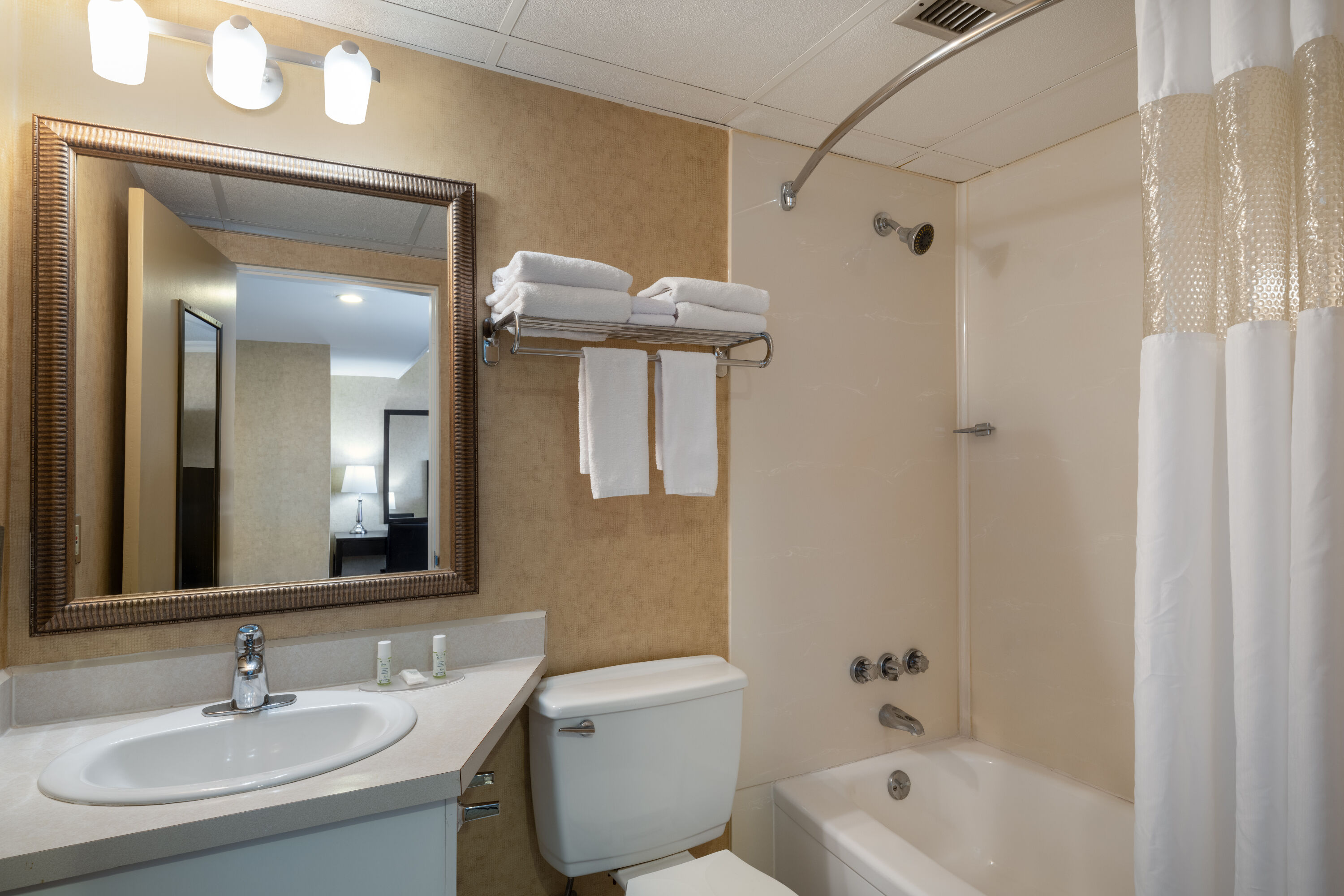 Guest room bath at the Travelodge by Wyndham Prince Albert in Prince Albert, Saskatchewan