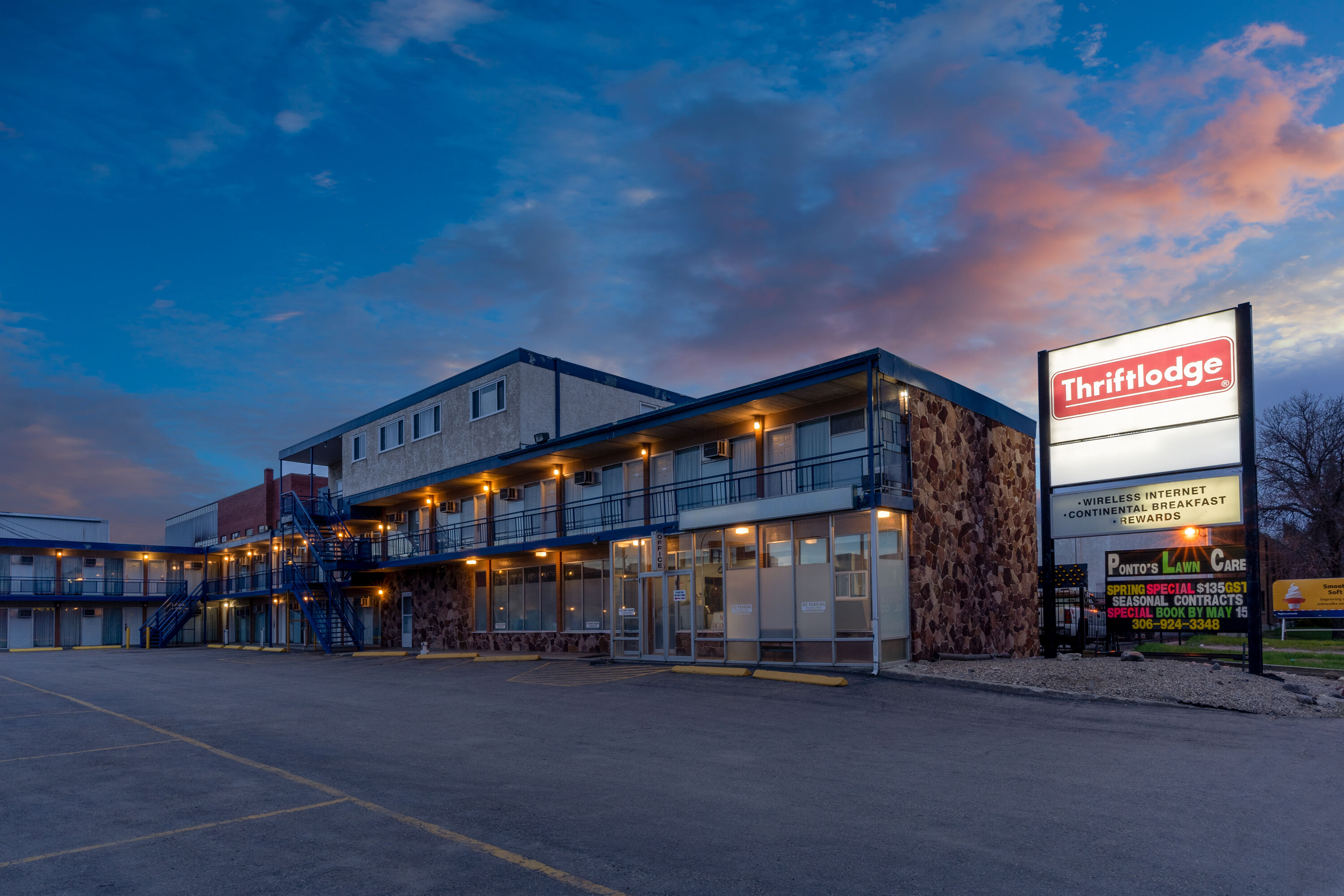 Exterior of Thriftlodge by Wyndham Regina North hotel in Regina, Saskatchewan