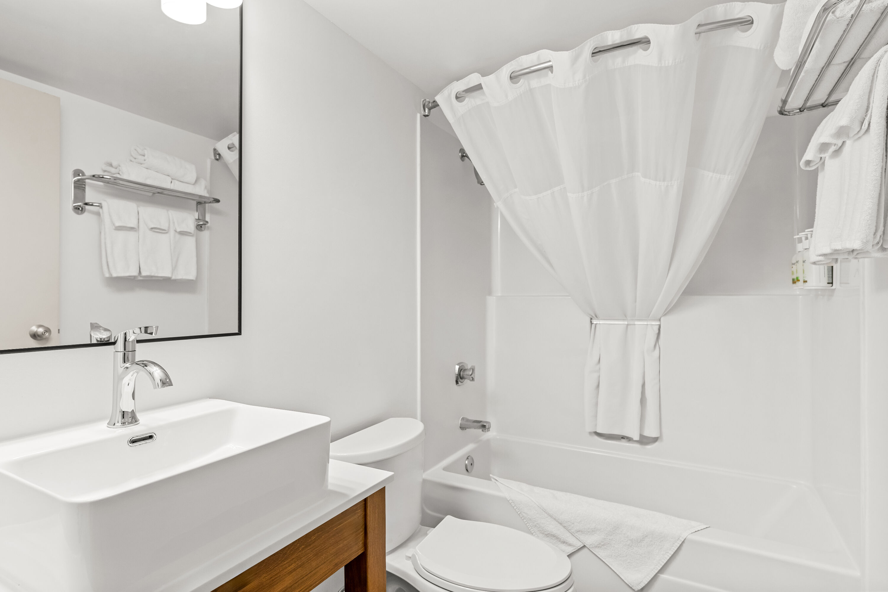 Guest room bath at the Travelodge Suites by Wyndham Regina / Eastgate Bay in Regina, Saskatchewan