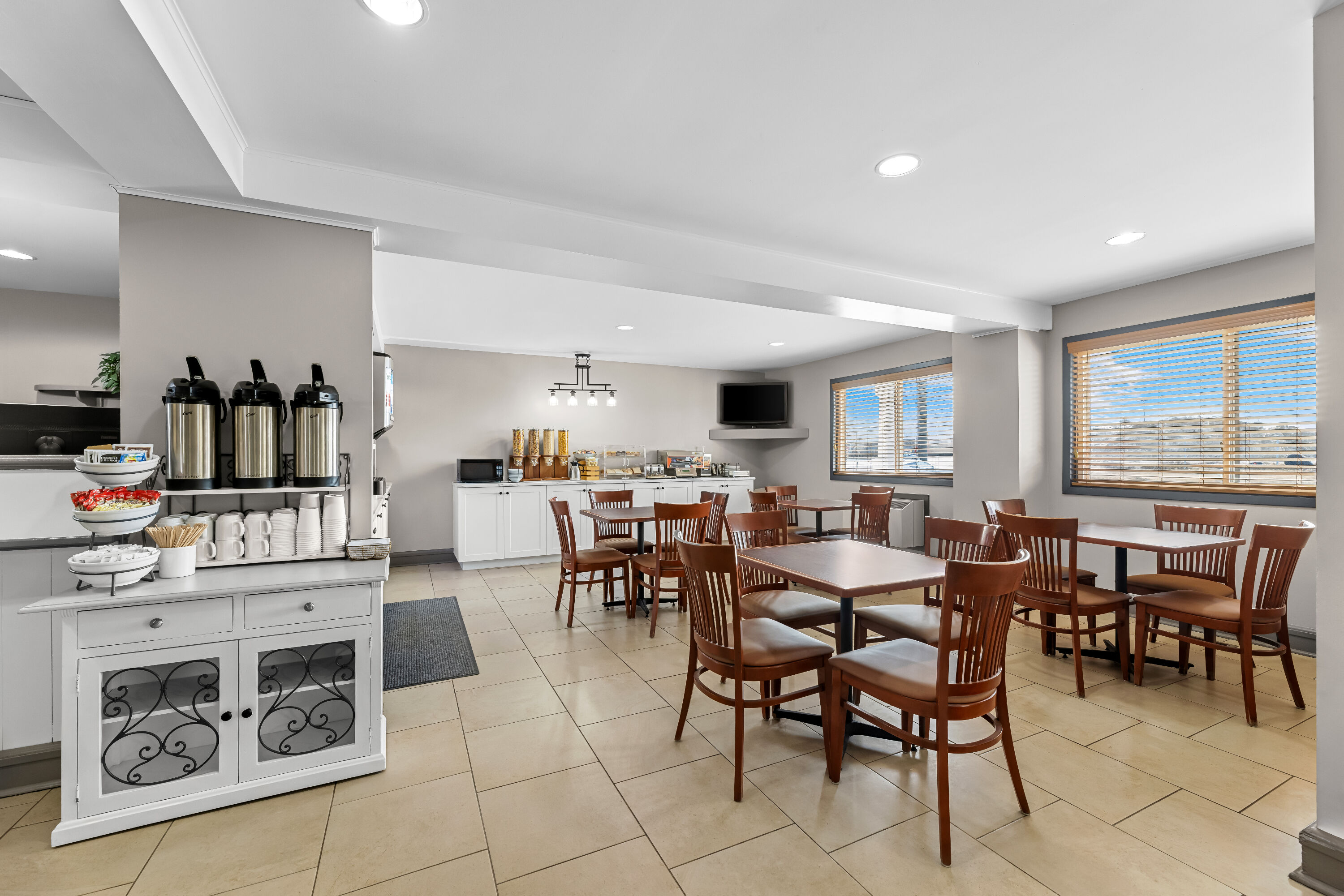 Travelodge Suites by Wyndham Regina / Eastgate Bay restaurant breakfast area with seating in Regina, Saskatchewan