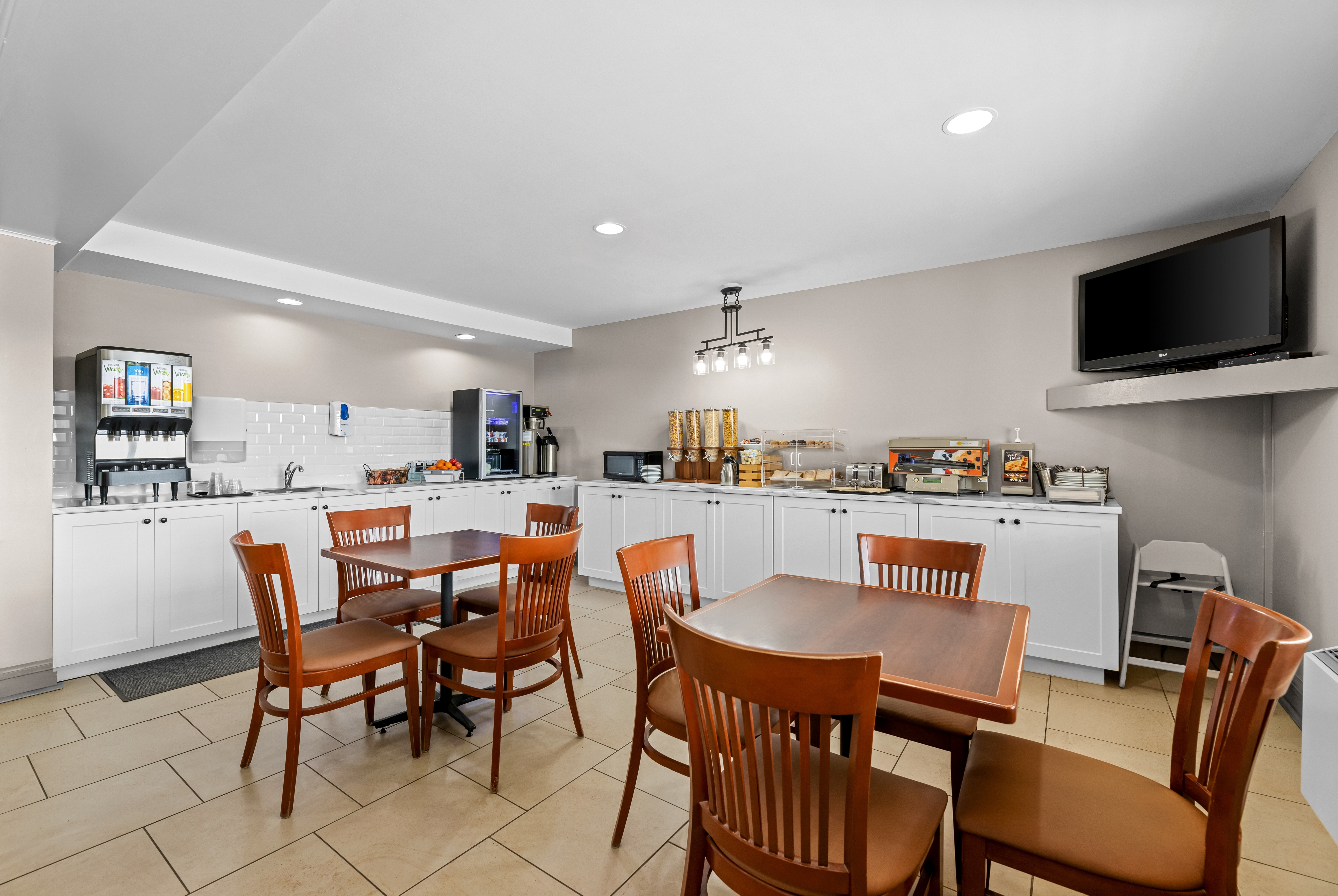 Travelodge Suites by Wyndham Regina / Eastgate Bay restaurant breakfast area with seating in Regina, Saskatchewan