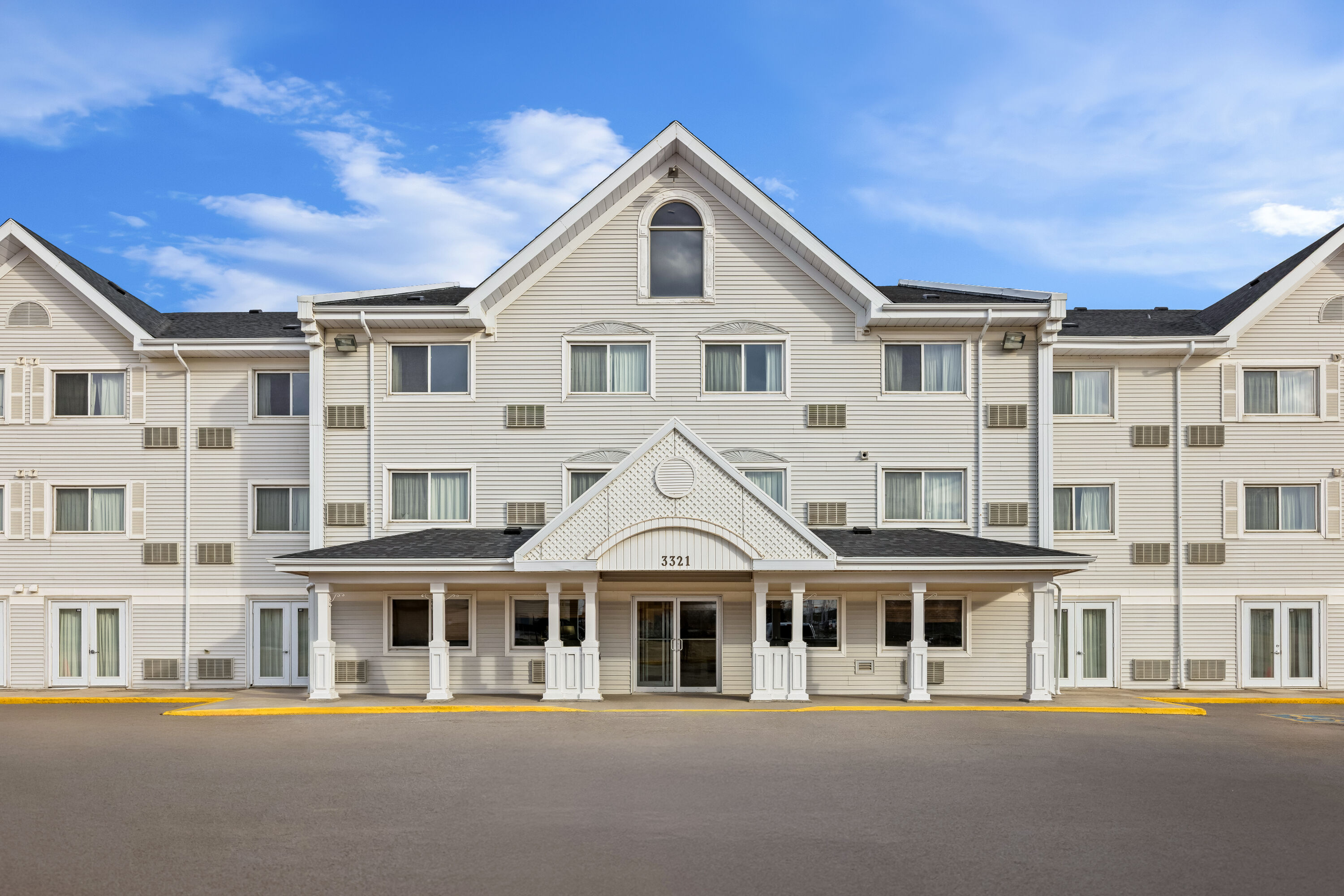 Exterior Day Image of Travelodge Suites by Wyndham Regina / Eastgate Bay hotel in Regina, Saskatchewan