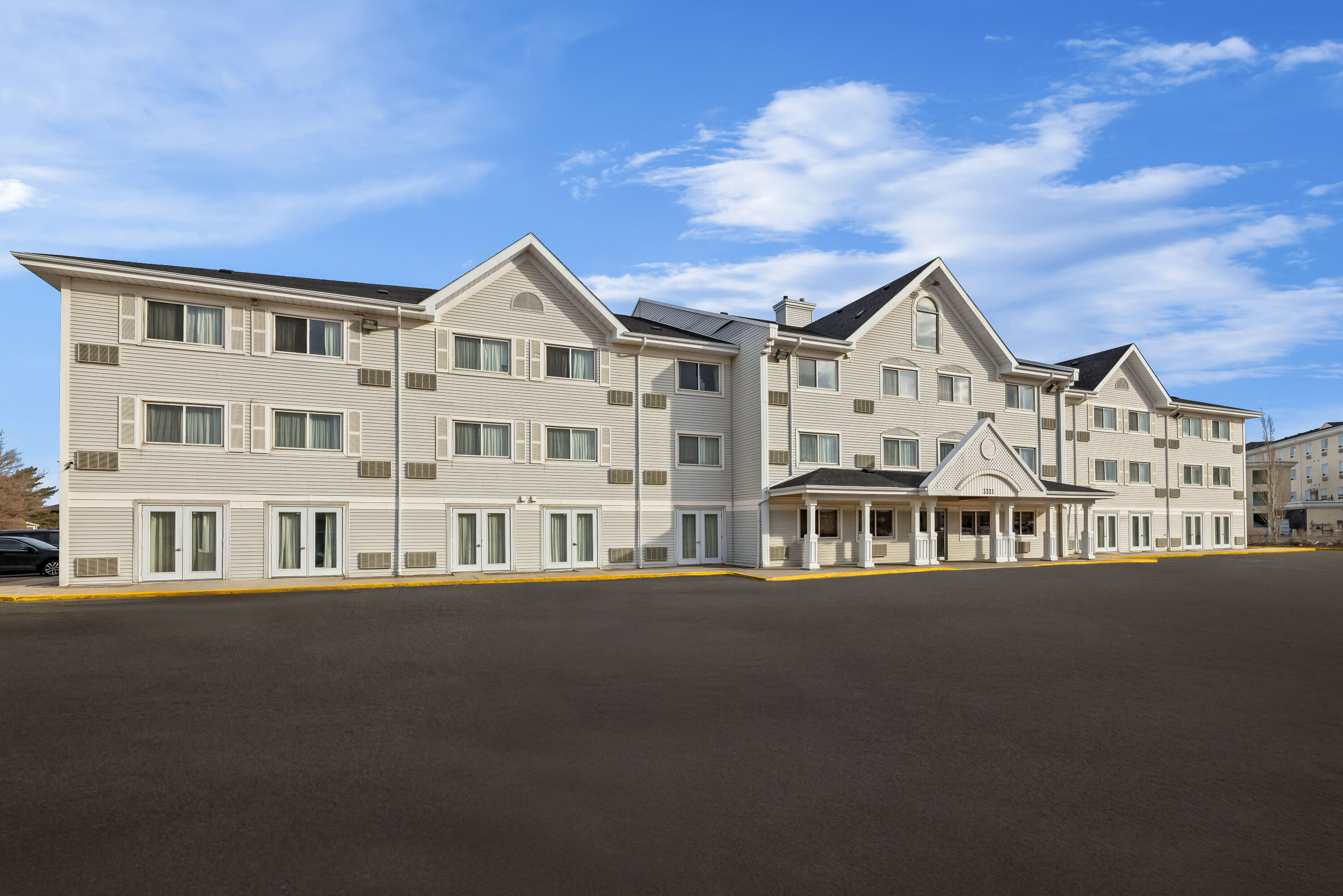 Exterior Day Image of Travelodge Suites by Wyndham Regina / Eastgate Bay hotel in Regina, Saskatchewan