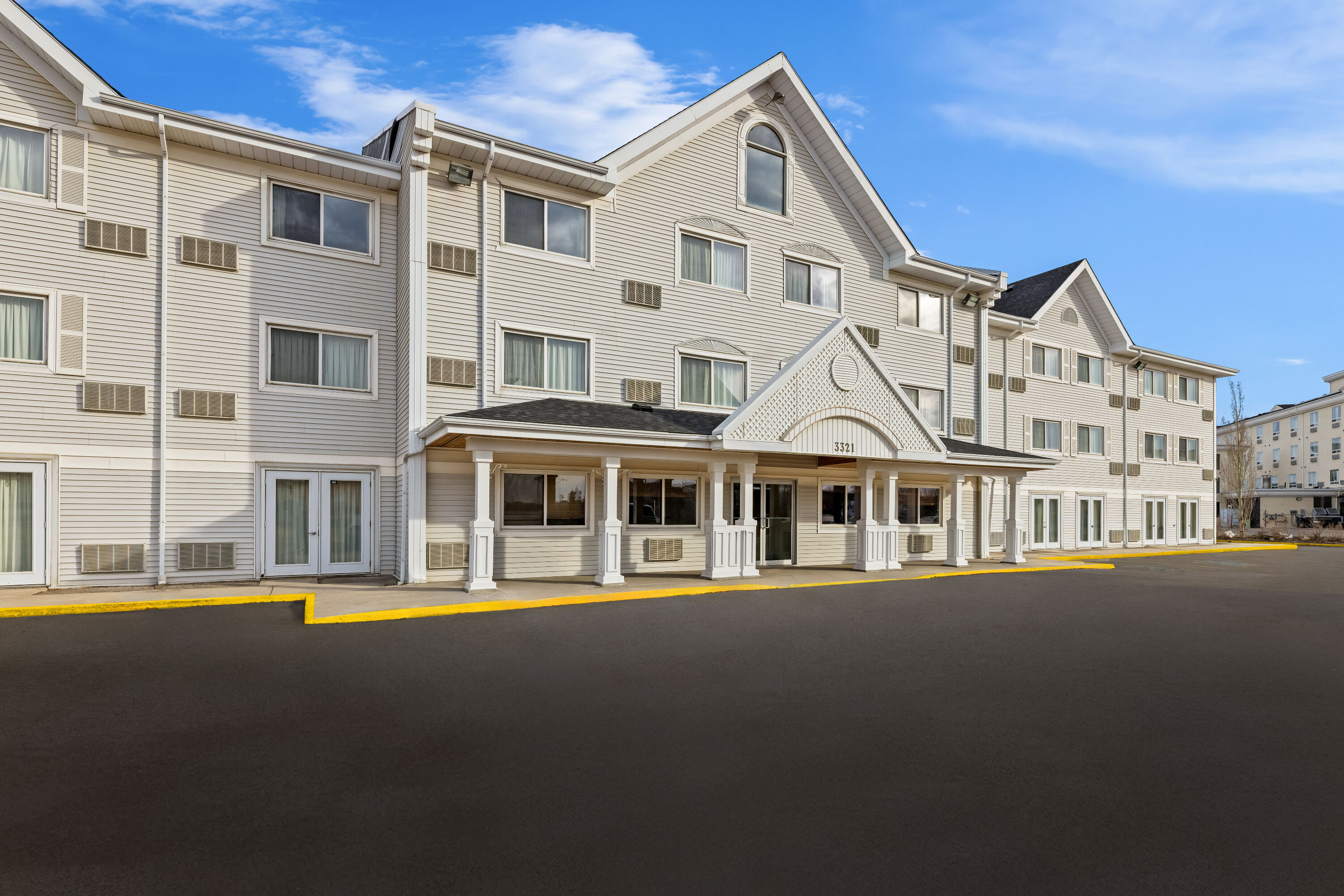 Exterior Day Image of Travelodge Suites by Wyndham Regina / Eastgate Bay hotel in Regina, Saskatchewan