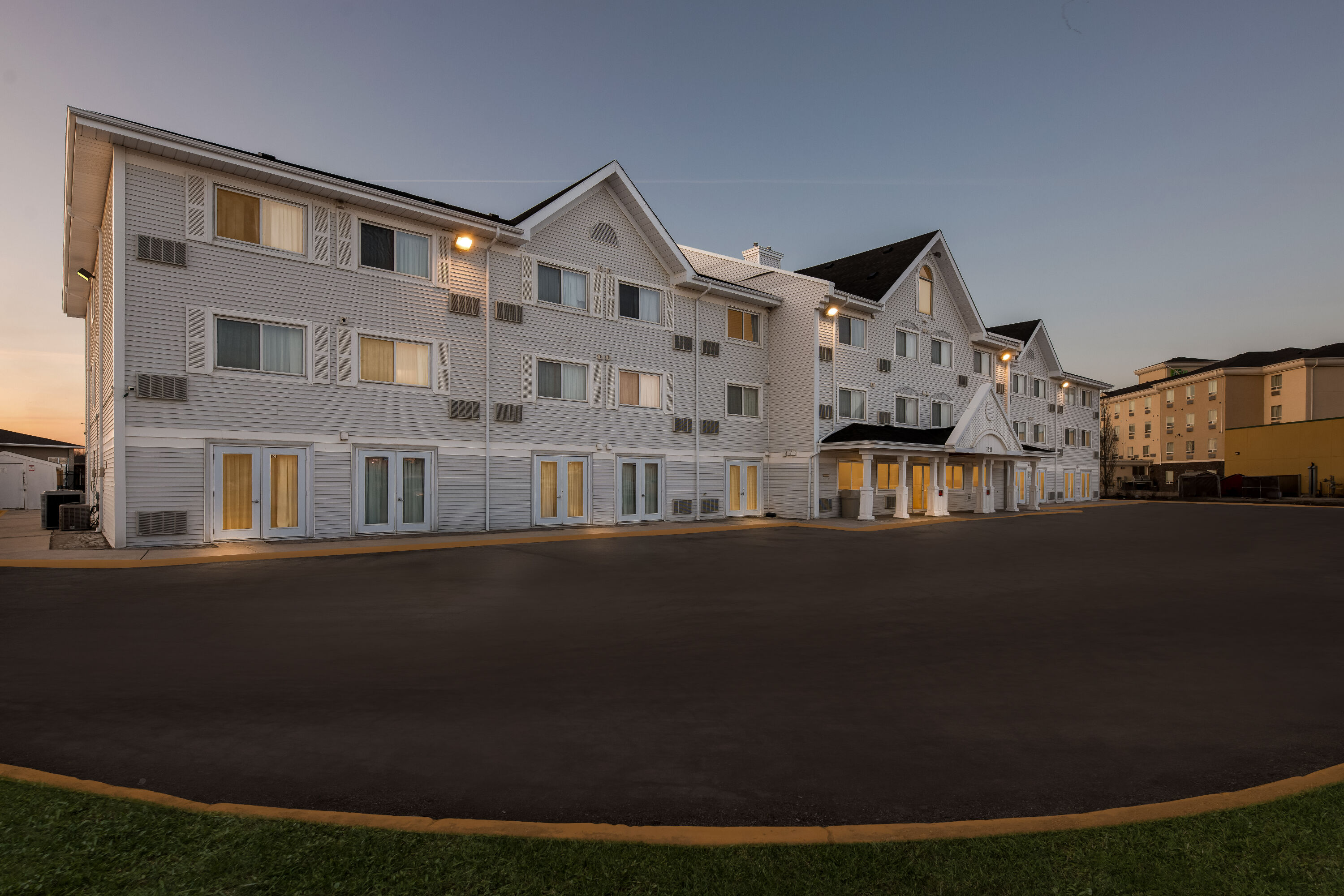 Exterior Night Image of Travelodge Suites by Wyndham Regina / Eastgate Bay hotel in Regina, Saskatchewan