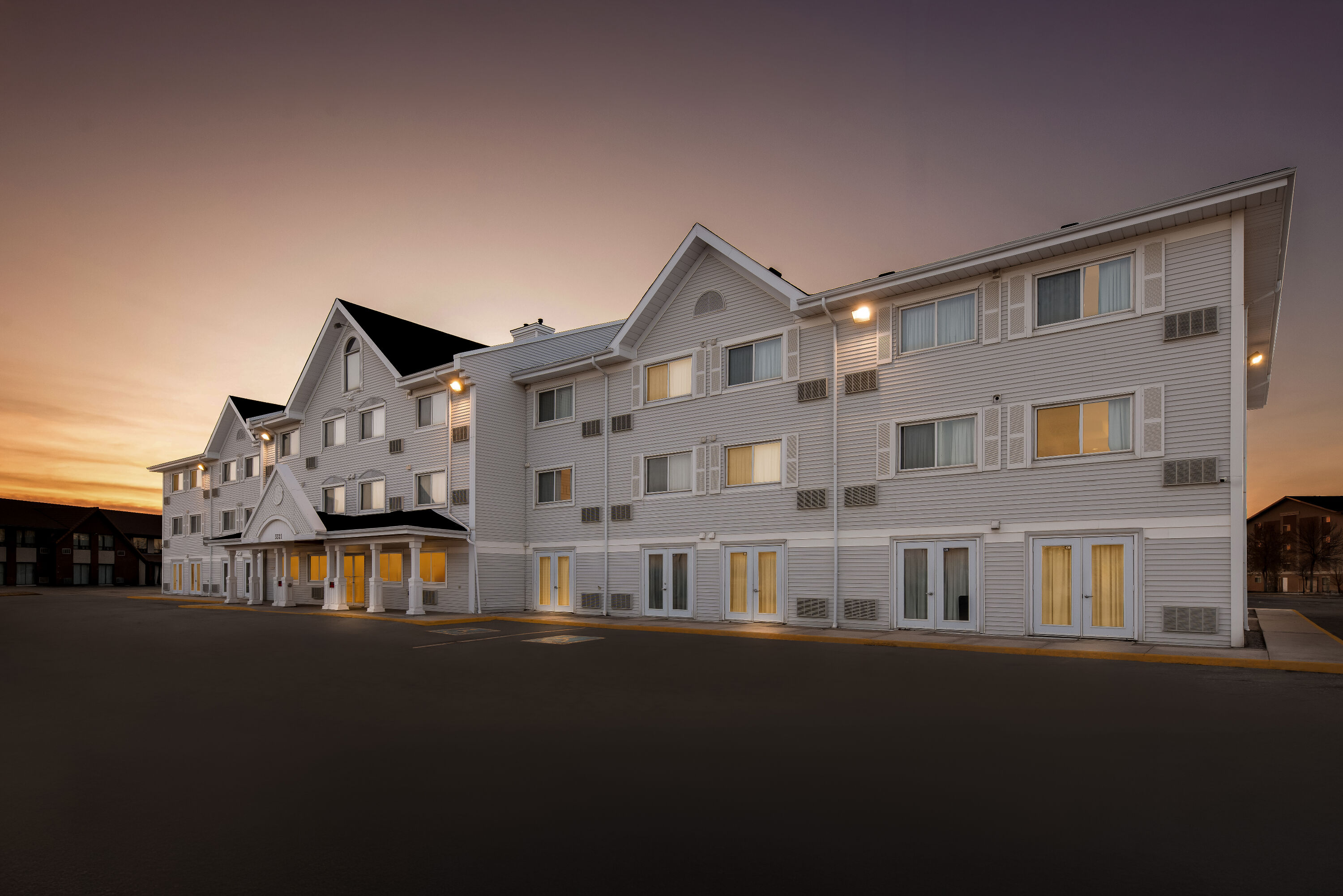 Exterior Night Image of Travelodge Suites by Wyndham Regina / Eastgate Bay hotel in Regina, Saskatchewan