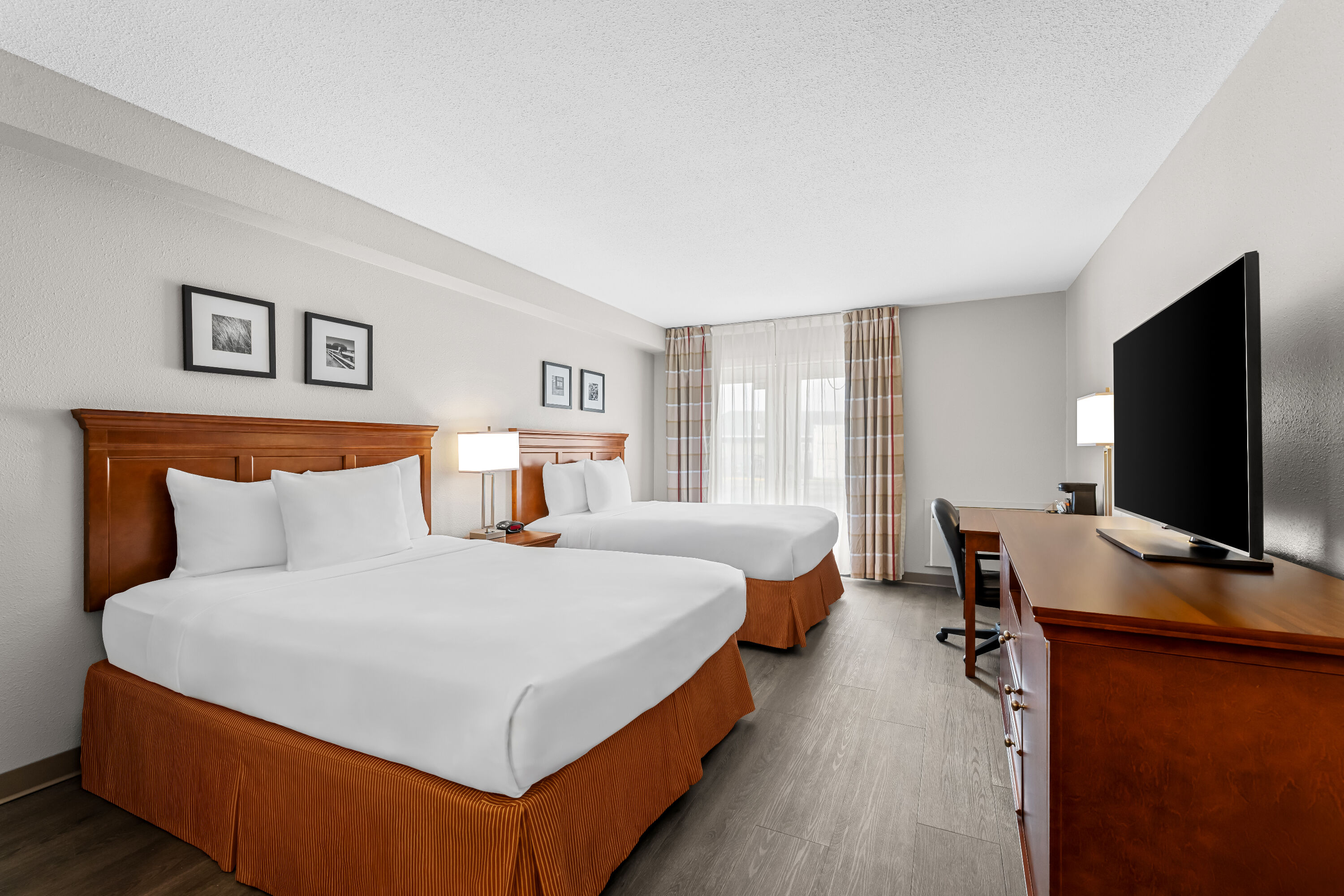 Double bed guest room at the Travelodge Suites by Wyndham Regina / Eastgate Bay in Regina, Saskatchewan