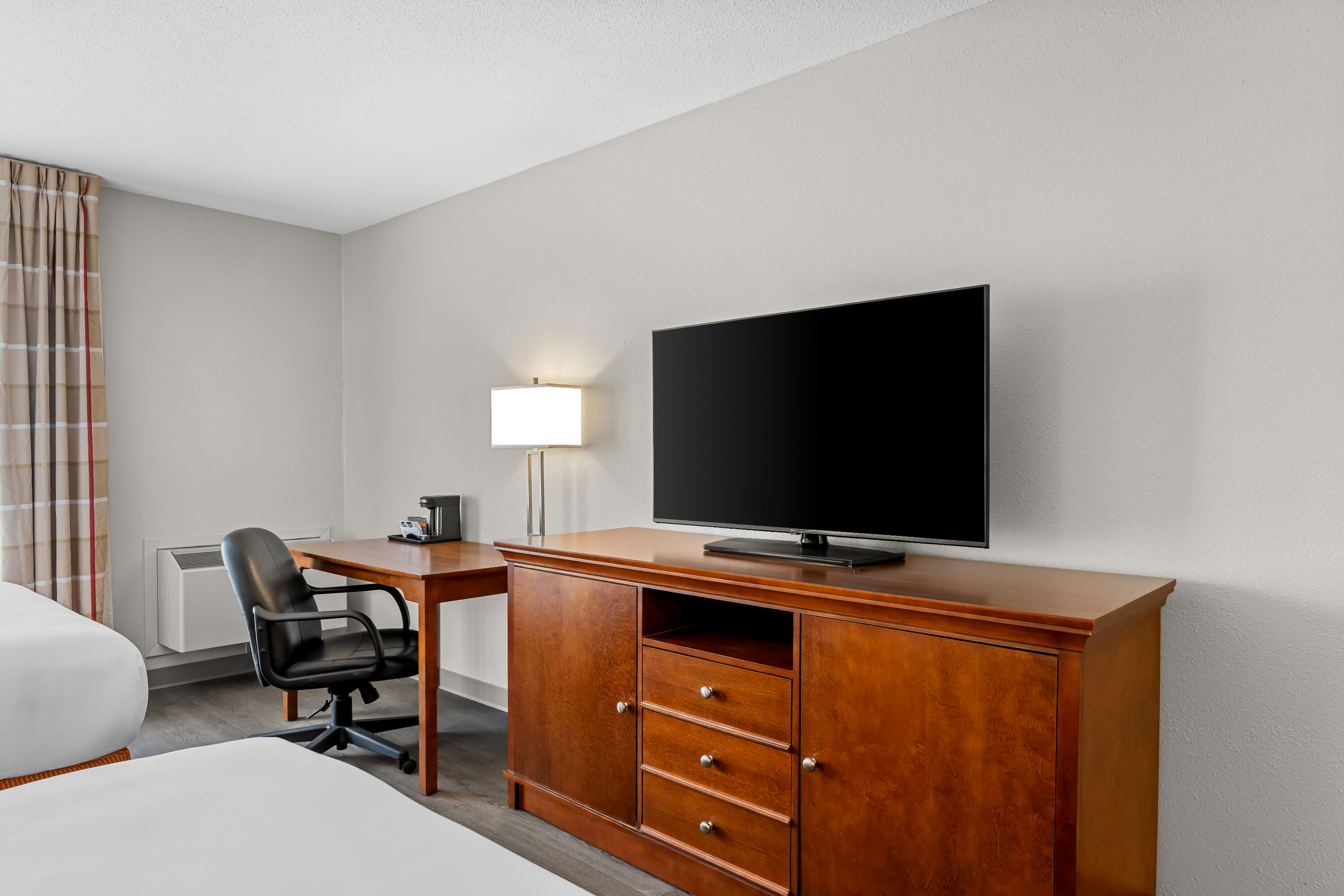 Double bed guest room at the Travelodge Suites by Wyndham Regina / Eastgate Bay in Regina, Saskatchewan
