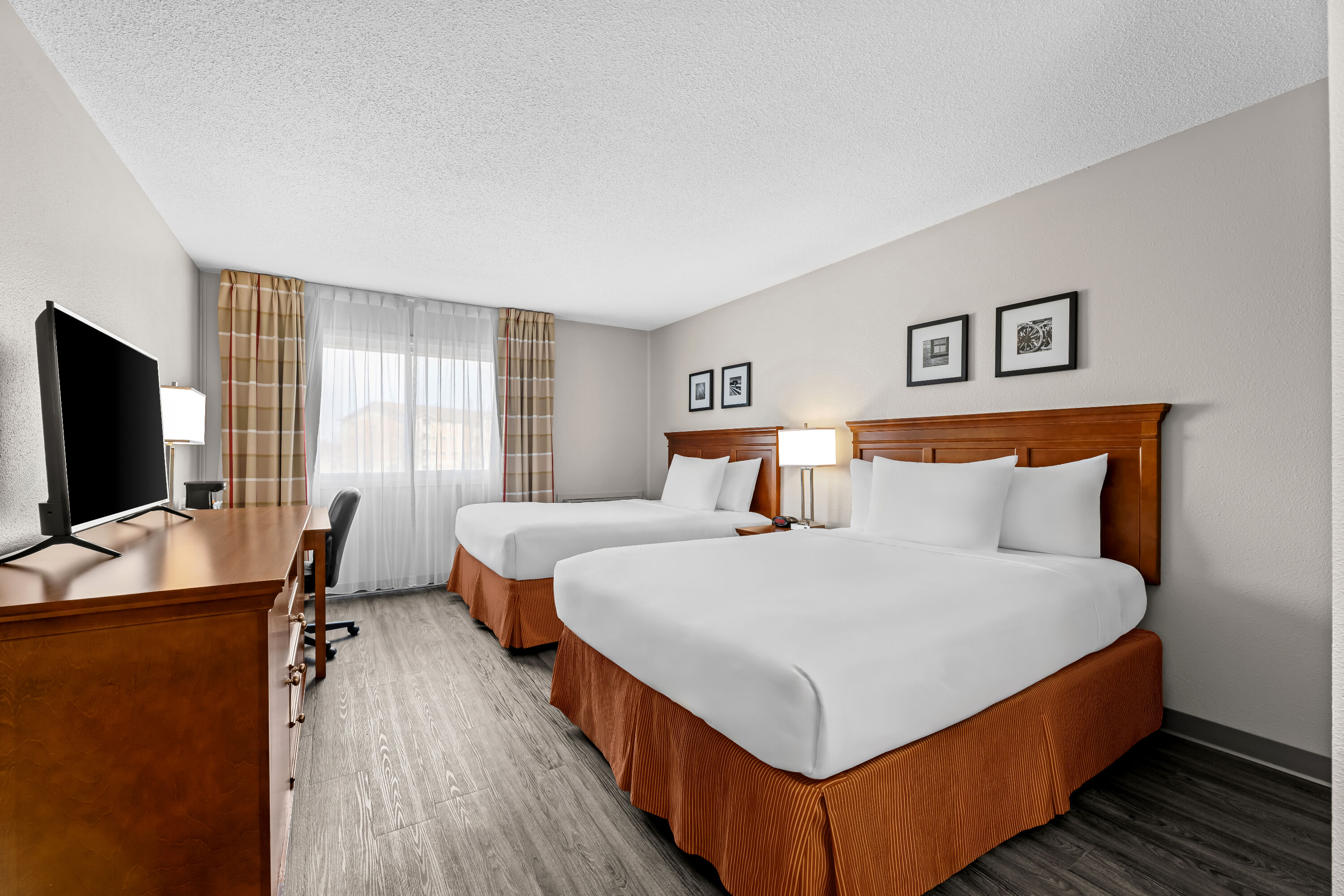 Double bed guest room at the Travelodge Suites by Wyndham Regina / Eastgate Bay in Regina, Saskatchewan