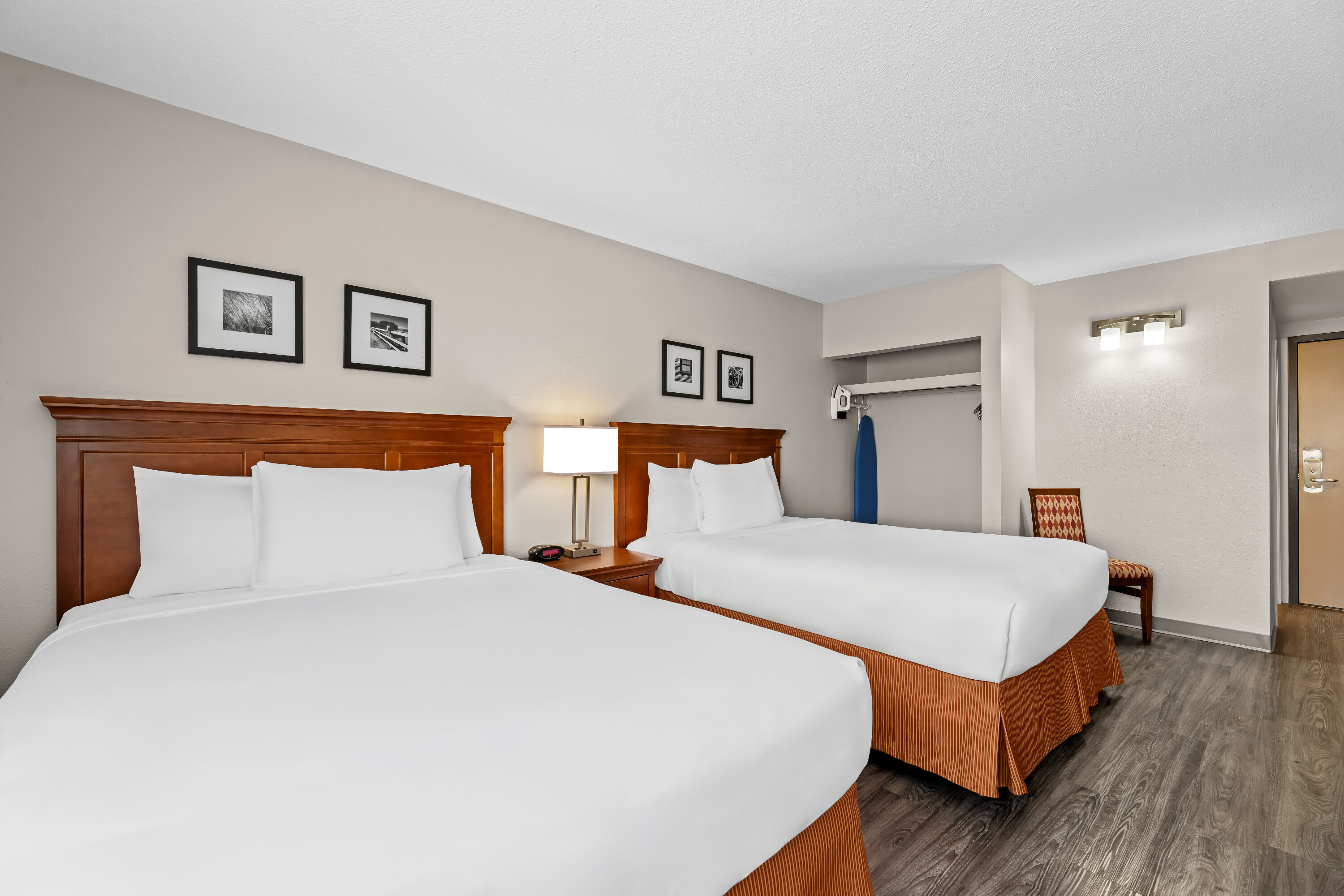 Double bed guest room at the Travelodge Suites by Wyndham Regina / Eastgate Bay in Regina, Saskatchewan