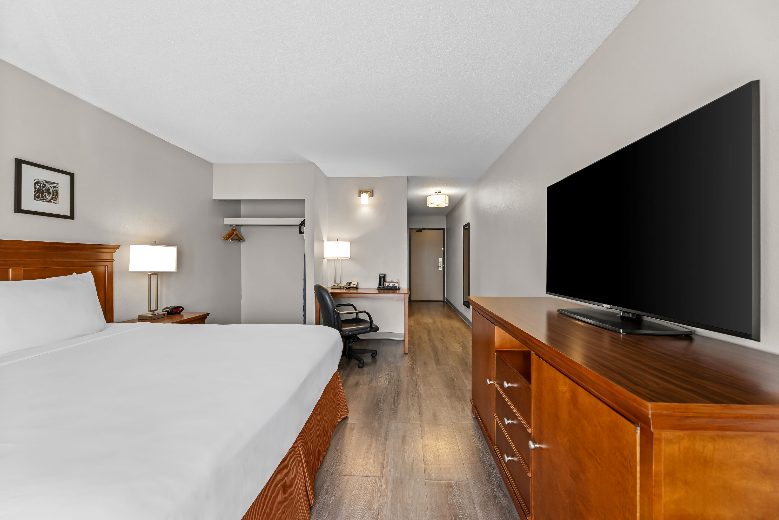 King bed guest room at the Travelodge Suites by Wyndham Regina / Eastgate Bay in Regina, Saskatchewan