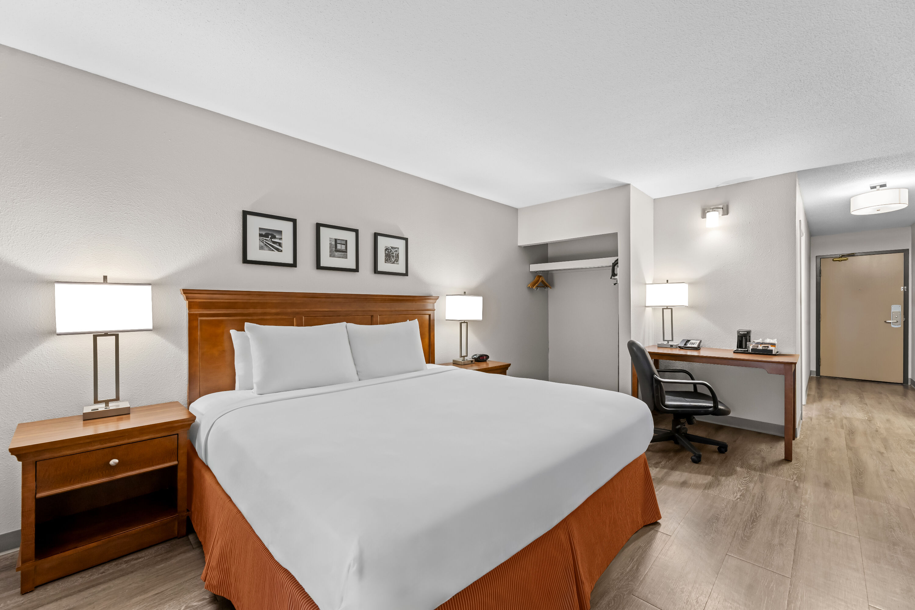 King bed guest room at the Travelodge Suites by Wyndham Regina / Eastgate Bay in Regina, Saskatchewan