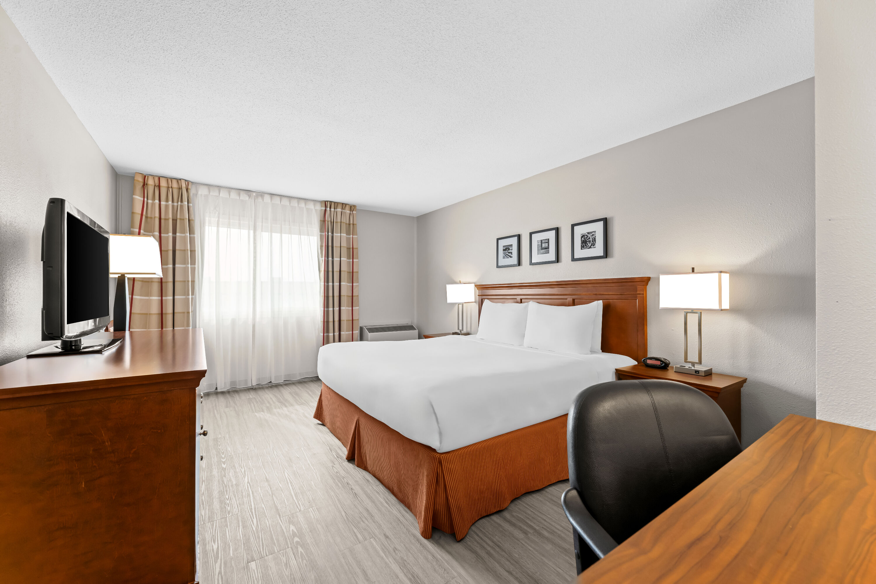 King bed guest room at the Travelodge Suites by Wyndham Regina / Eastgate Bay in Regina, Saskatchewan