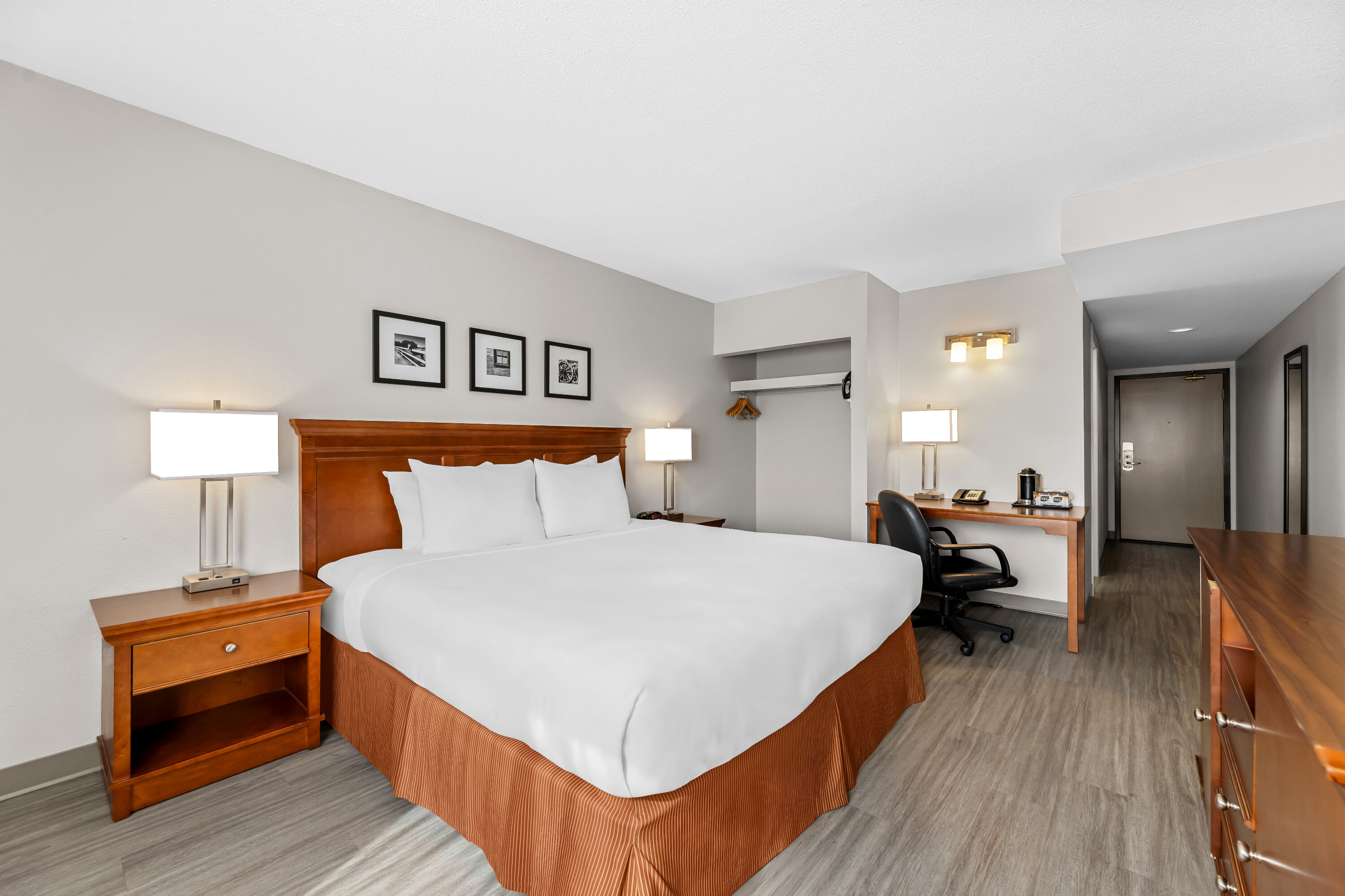 King bed guest room at the Travelodge Suites by Wyndham Regina / Eastgate Bay in Regina, Saskatchewan