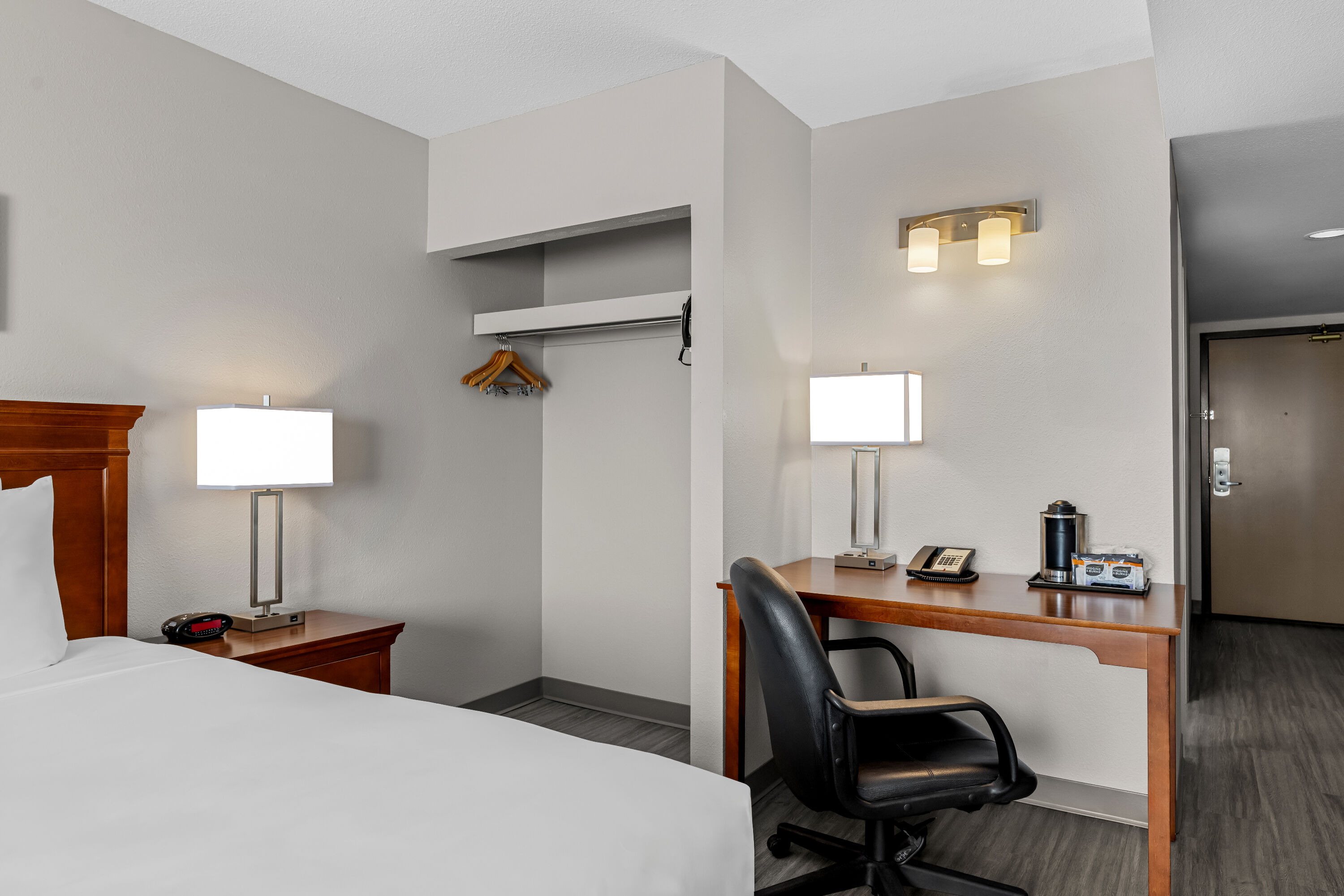 King bed guest room at the Travelodge Suites by Wyndham Regina / Eastgate Bay in Regina, Saskatchewan